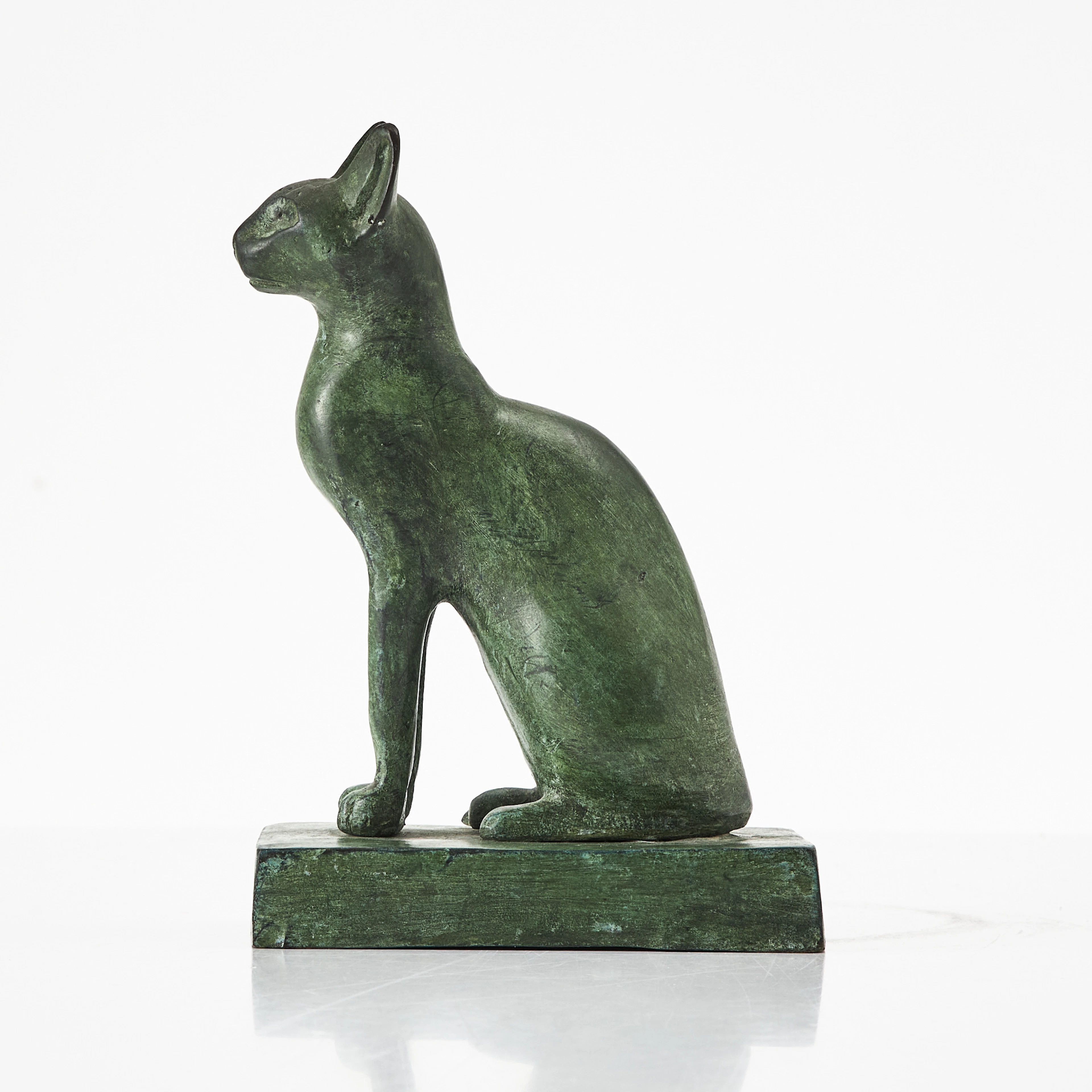 Skulptur, katt, museikopia efter egyptisk förlaga, grönpatinerat brons.