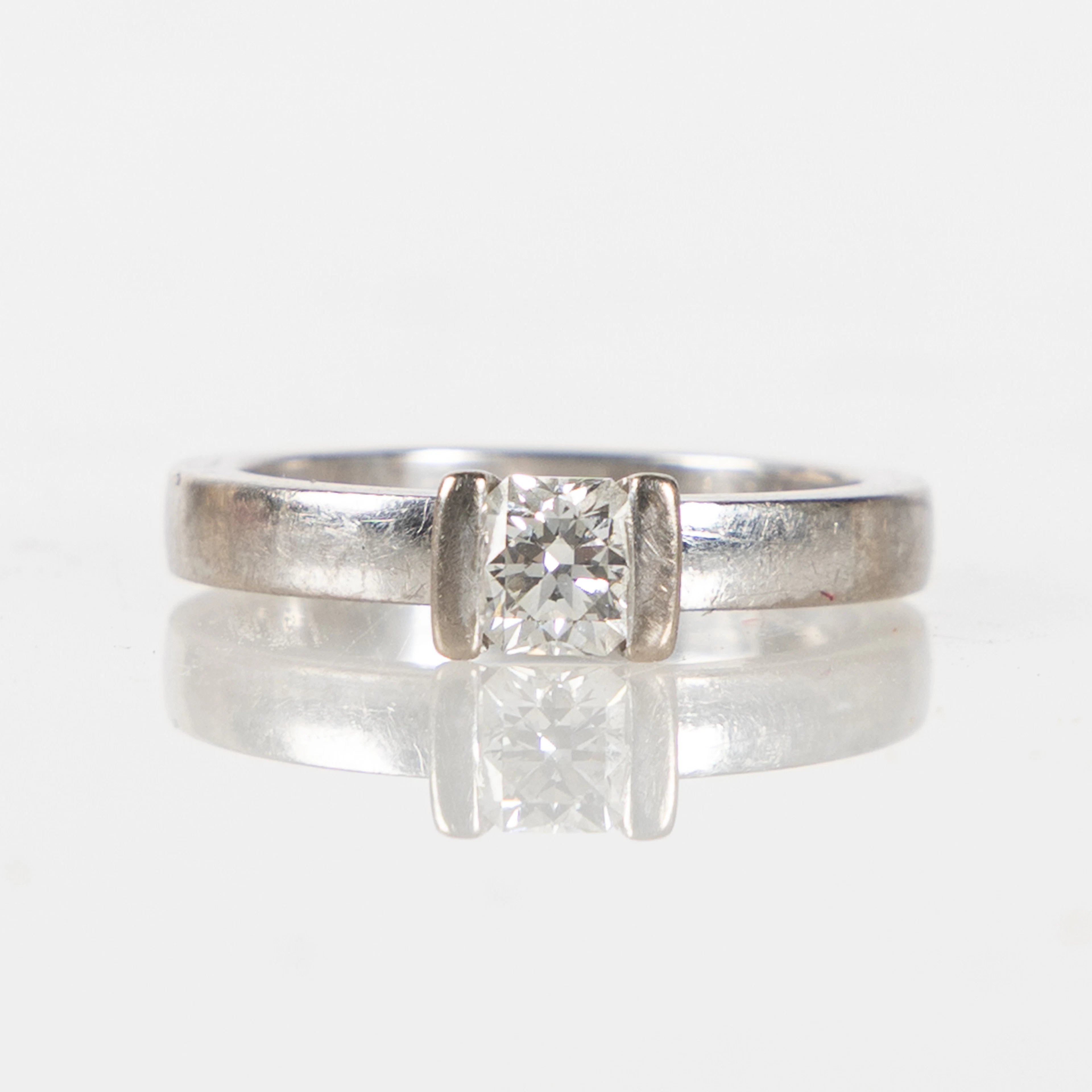 RING, 18K vitguld med fasettslipad diamant 0,53 ct, David Harper, Stockholm.