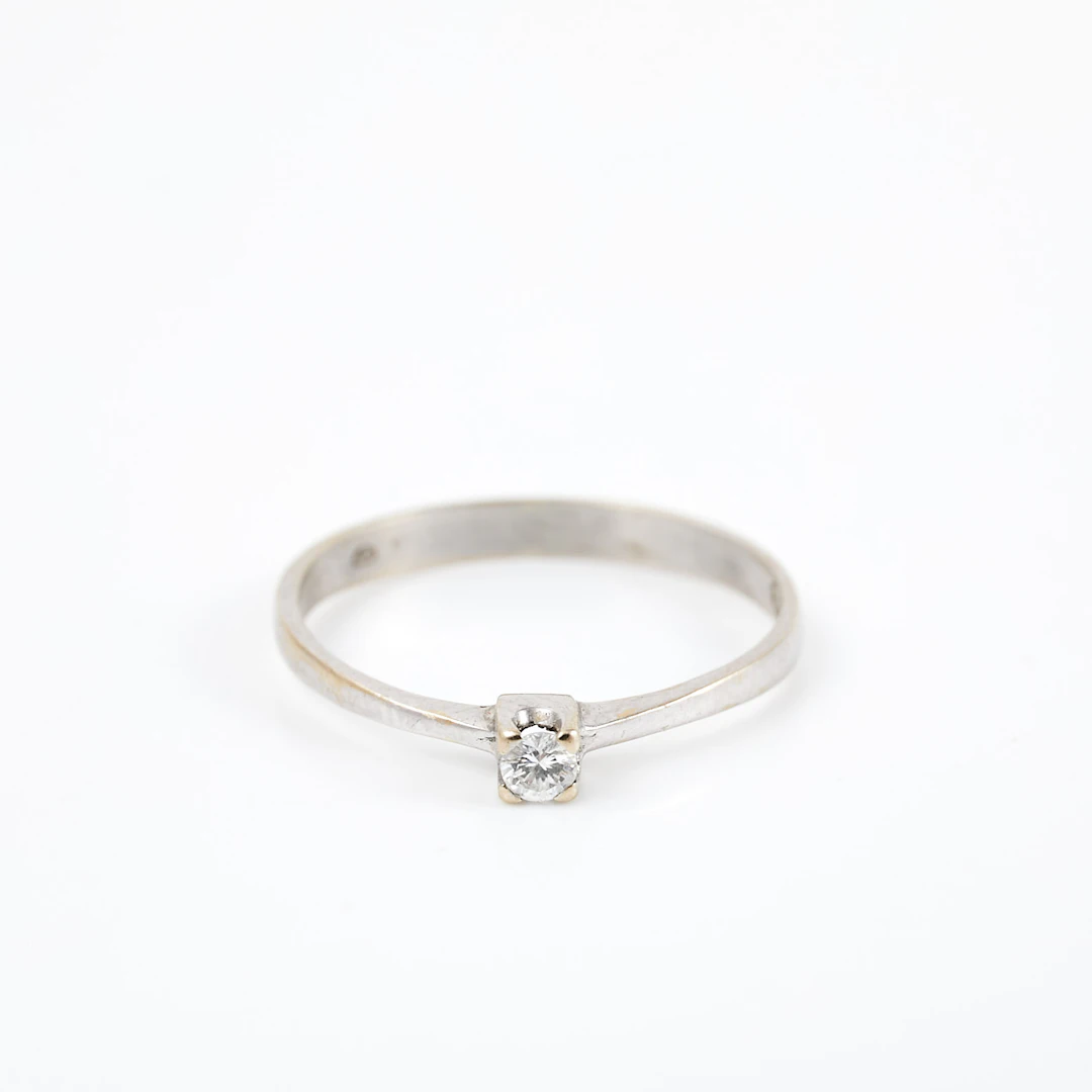 RING, 18 k guld, 1 briljantslipad diamant, ca 0,05 ct, svensk importstämpel.