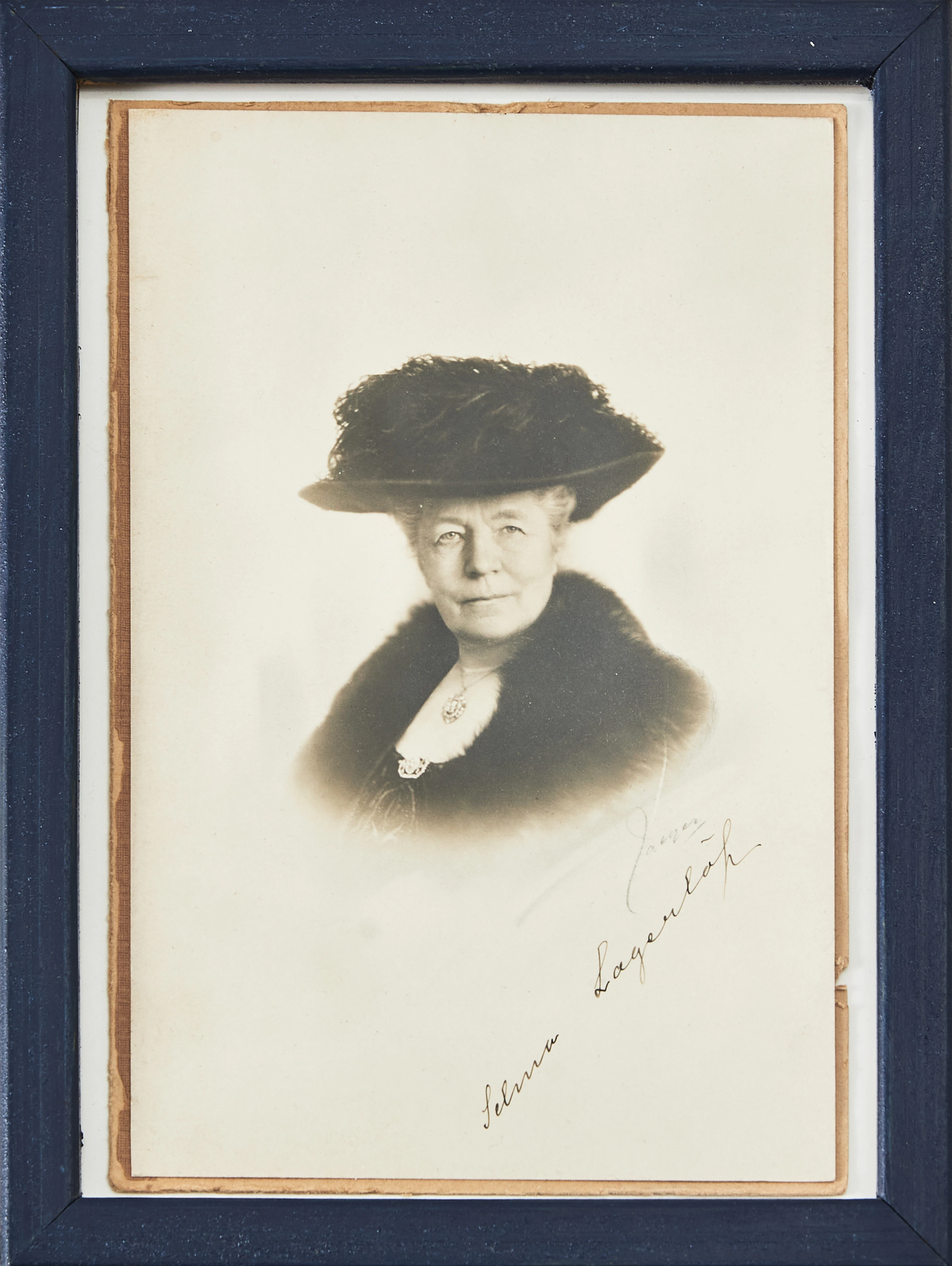 FOTOGRAFI föreställande Selma Lagerlöf, med signatur, samt fotograf