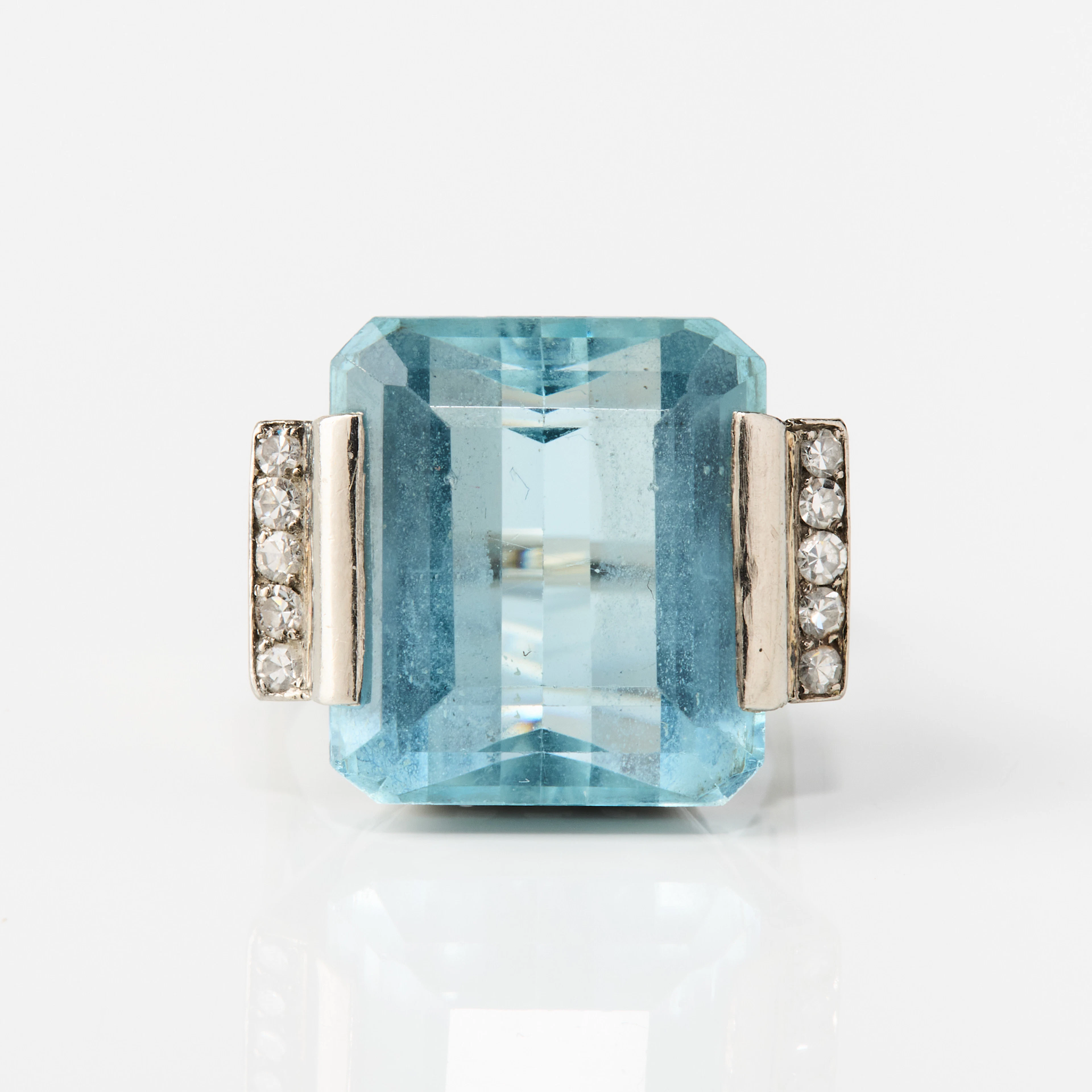 RING, 18K vitguld med en akvamarin, Retro, Owen & Larsson, Stockholm 1946.