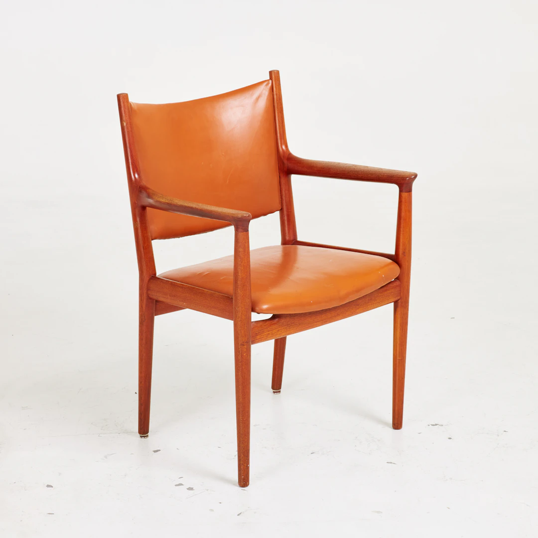 HANS J WEGNER. Karmstol, "JH 513", stomme i massiv teak, sits och