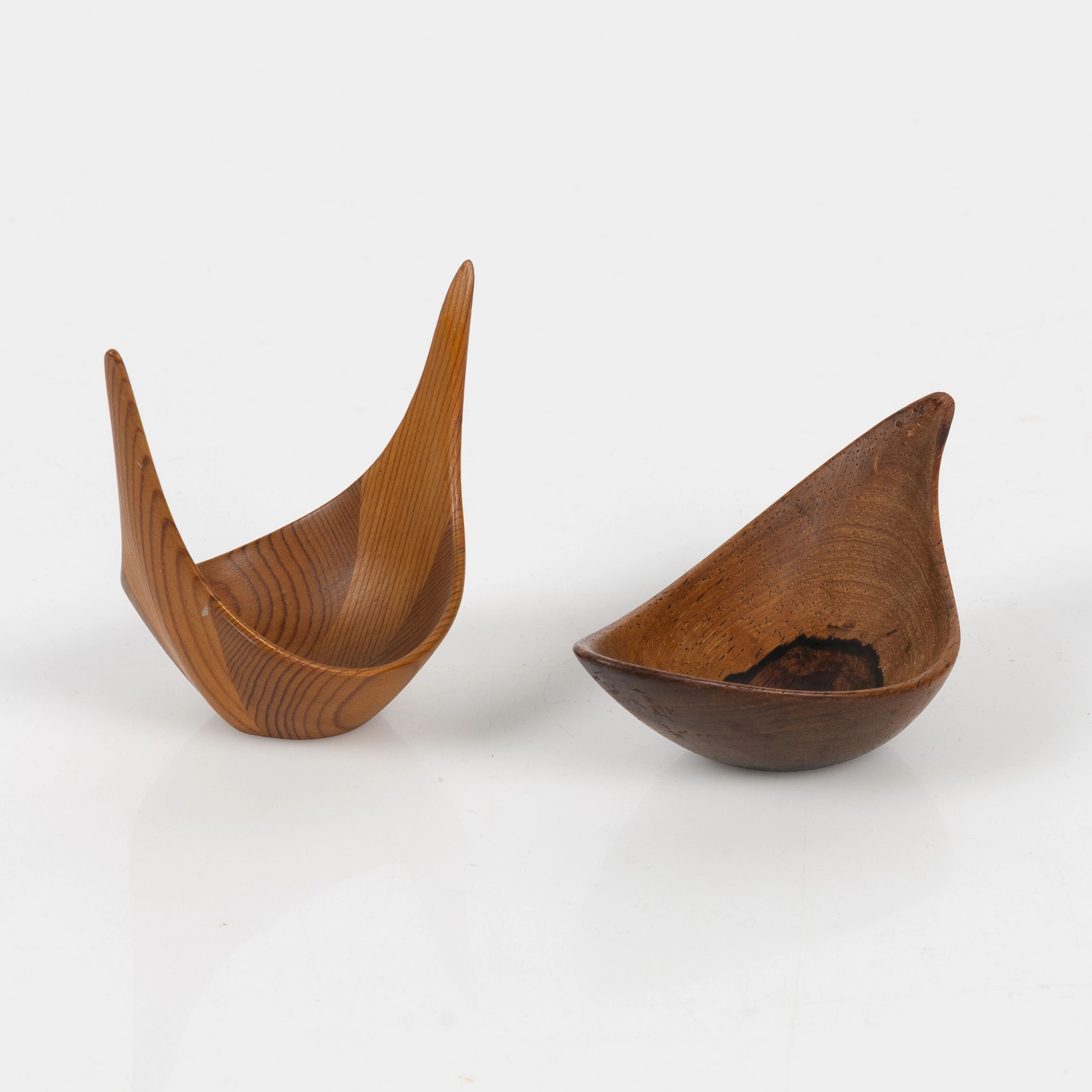 JOHNNY MATTSSON. Skålar, 2 st, furu och teak, monogramsignerade.
