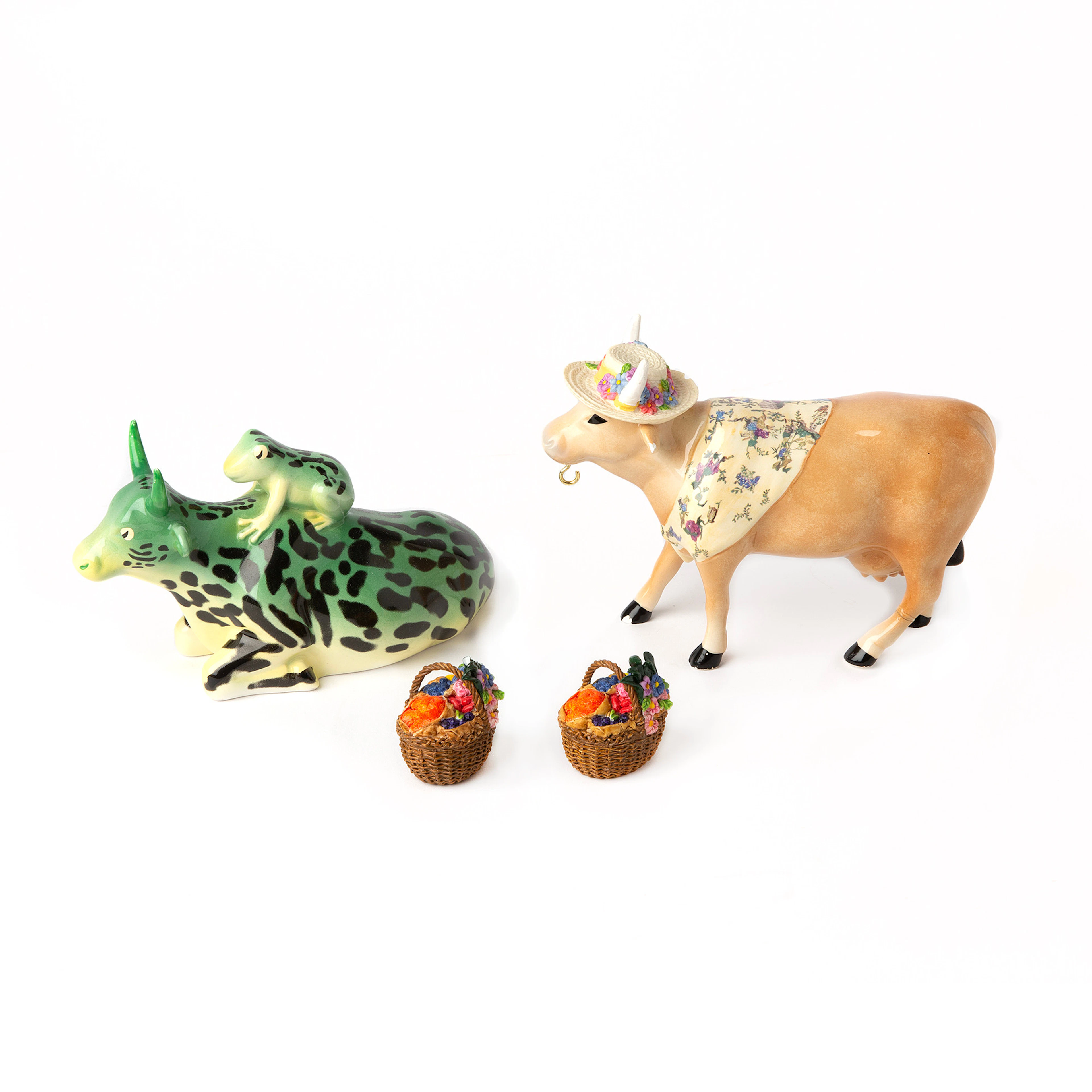 SKULPTURER. Två st, porslin, "Cowparade", 2002.