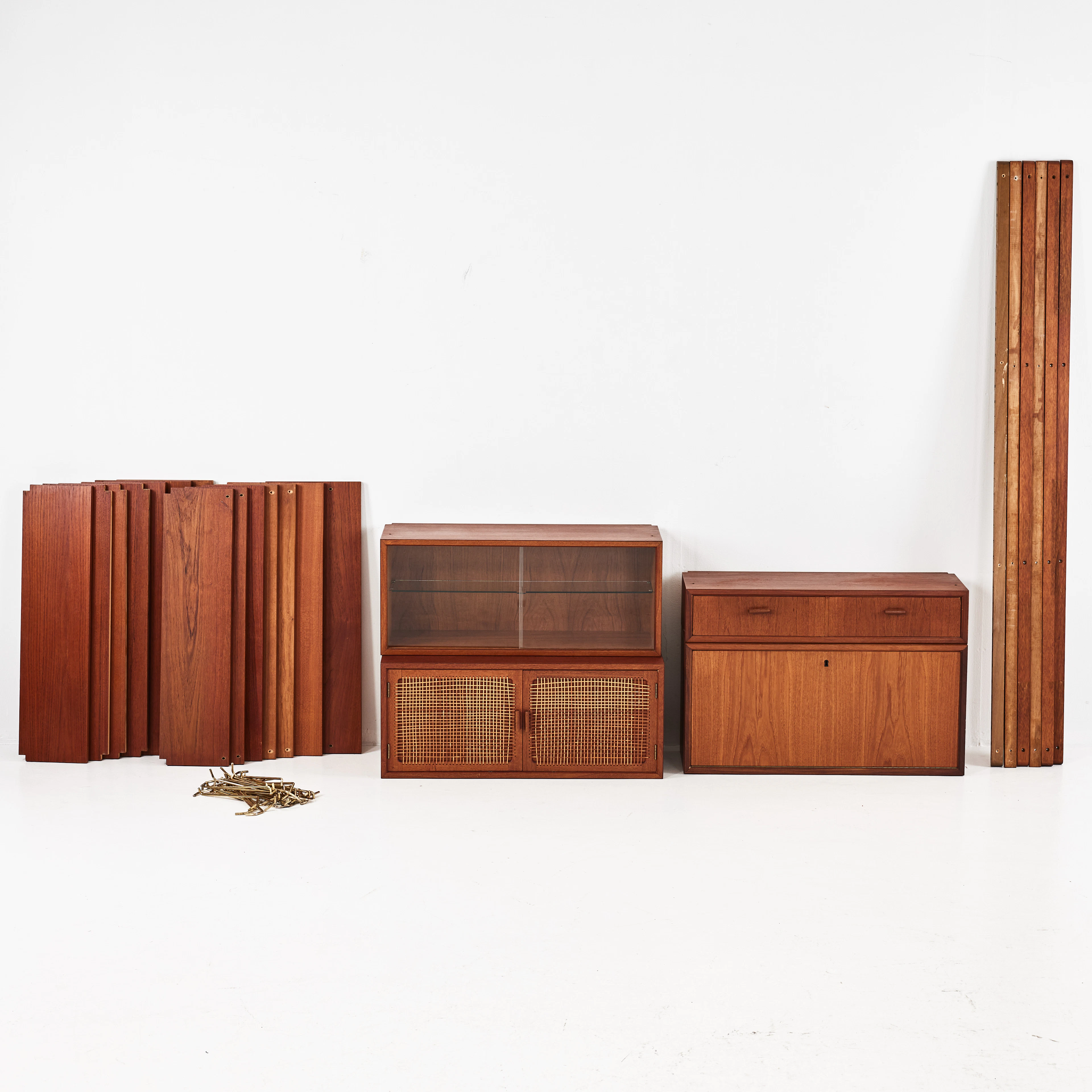 GUSTAV och INGOLF BAHUS, vägghängd bokhyllesystem, teak. Norge 1950/60-tal.
