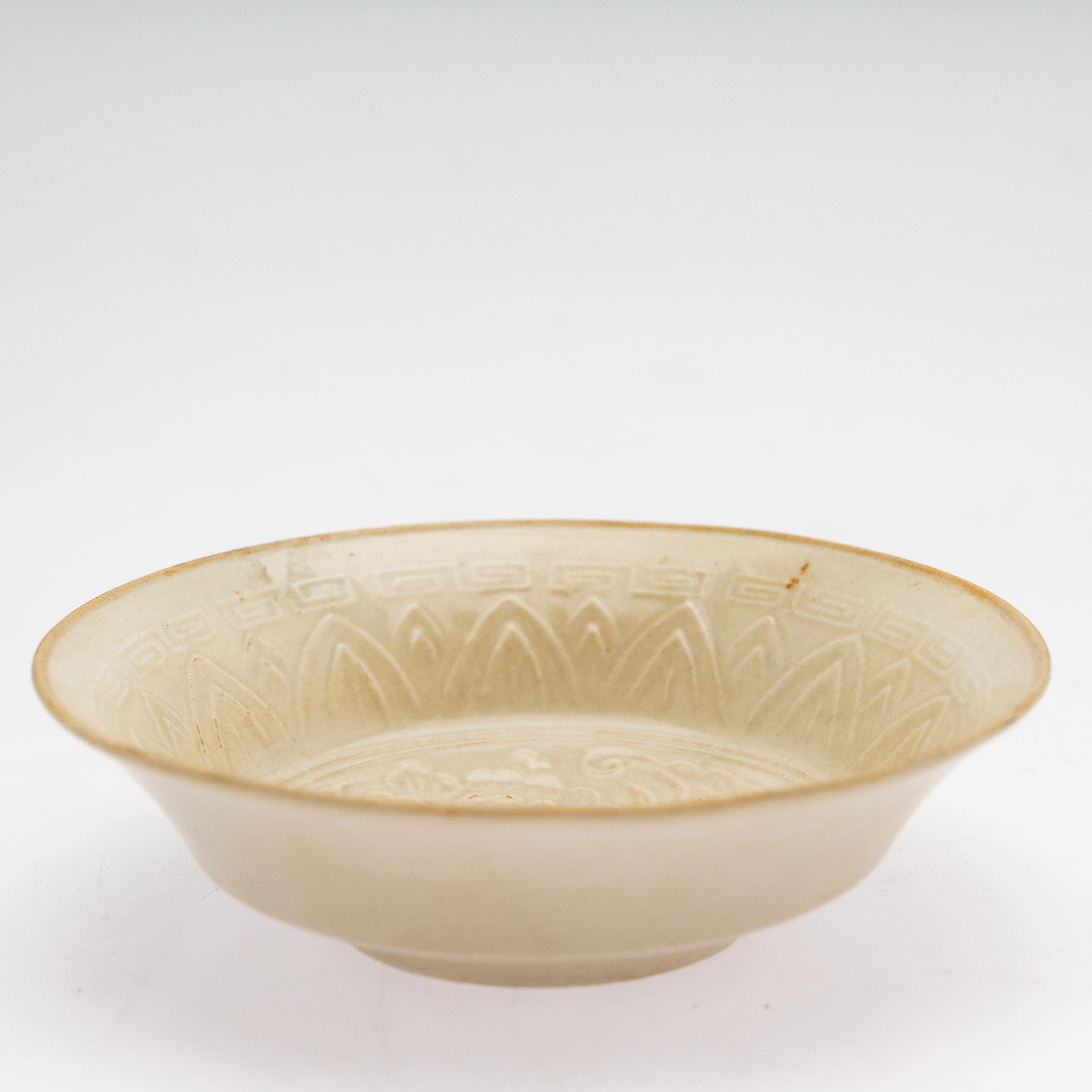 Kleine Schale mit reliefiertem Blumendekor, Ding Ware, China, Song-Dynastie