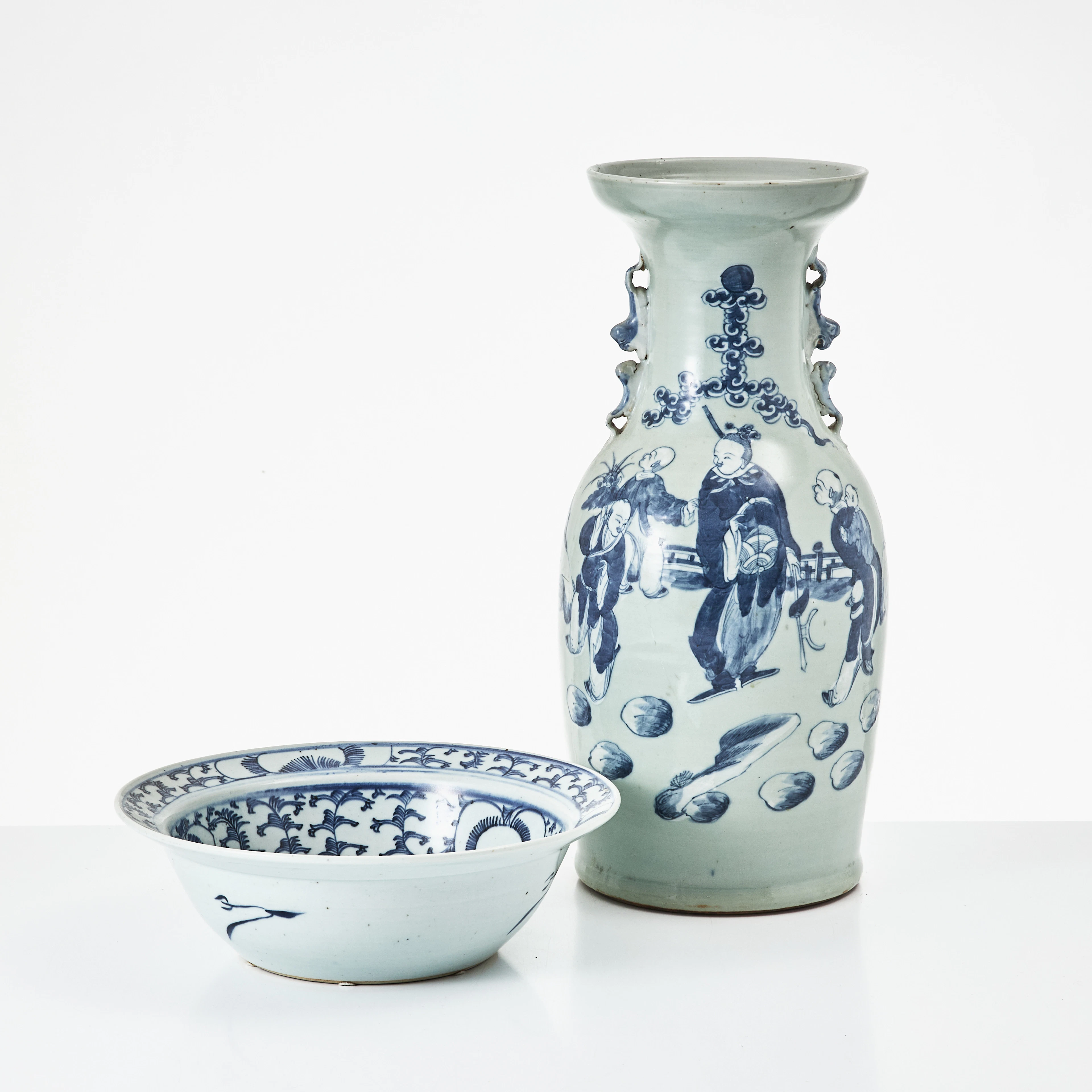 VAS och TVÄTTFAT, Kina, 1800-talets slut, dekor i underglasyrblått.