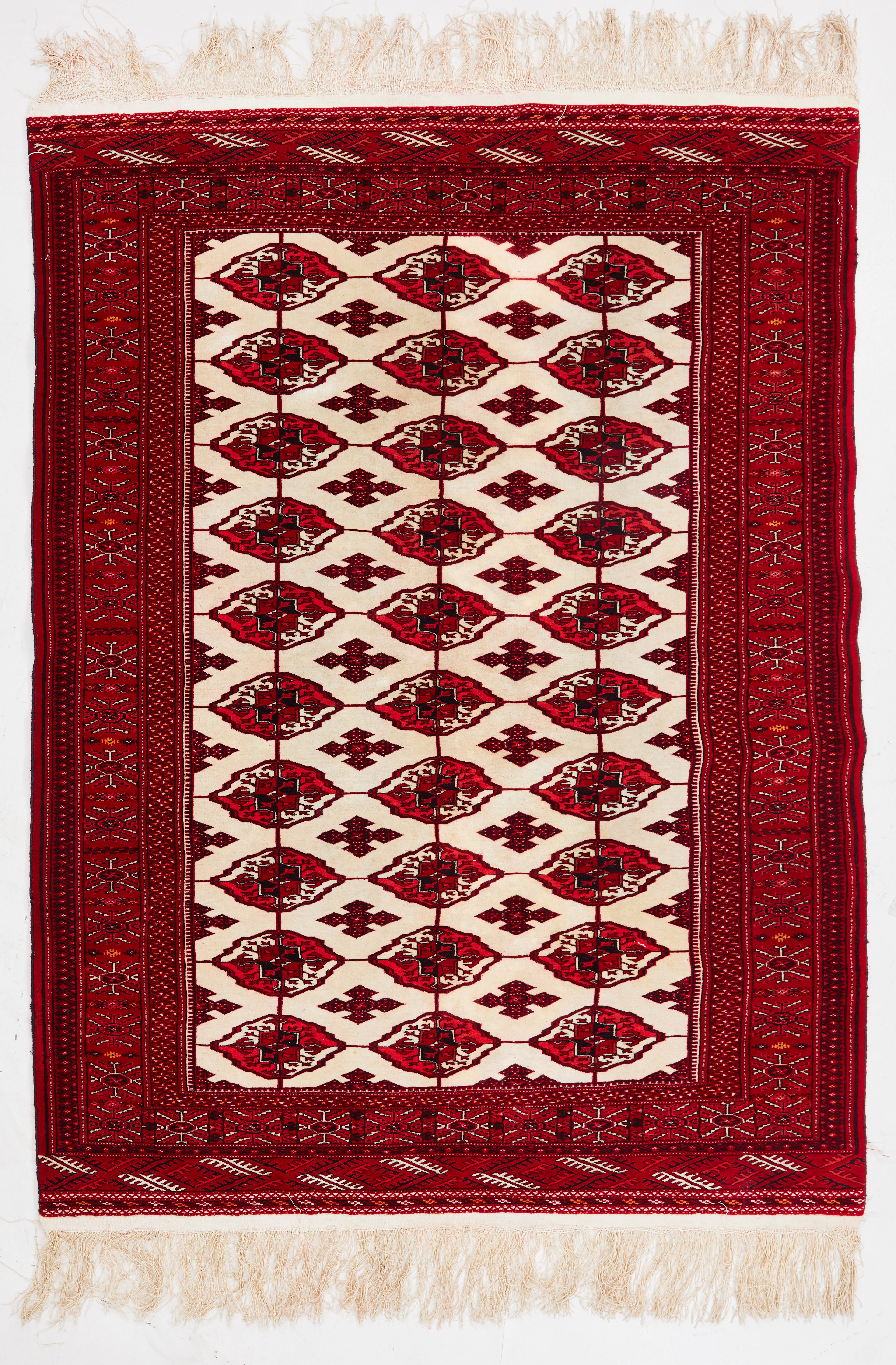 ORIENTMATTA. Tekke, Bochara, semiantik, råsilke, ca 185x138 cm.