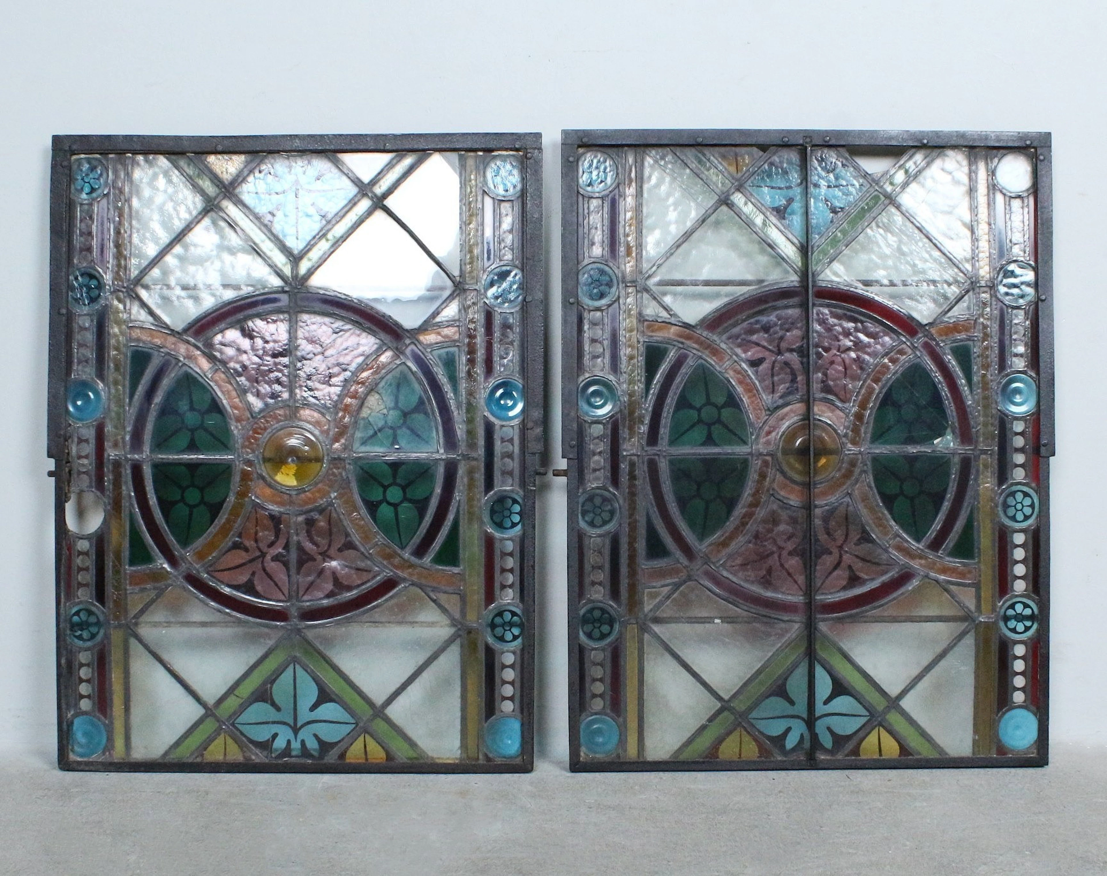 Paar Jugendstil-Buntglasfenster.