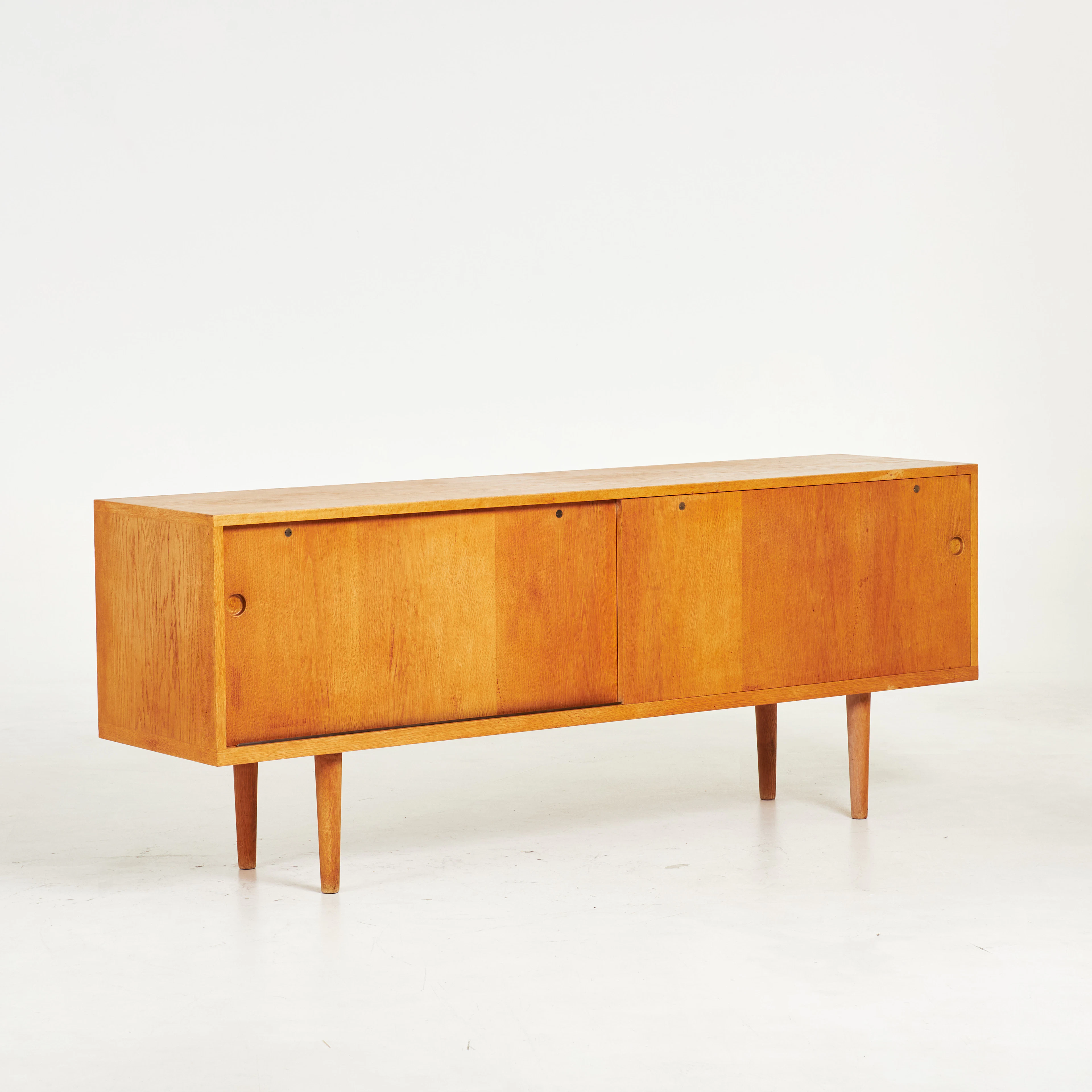 BØRGE MOGENSEN. Sideboard, ek, Danmark, skjutdörrar, infällda beslag