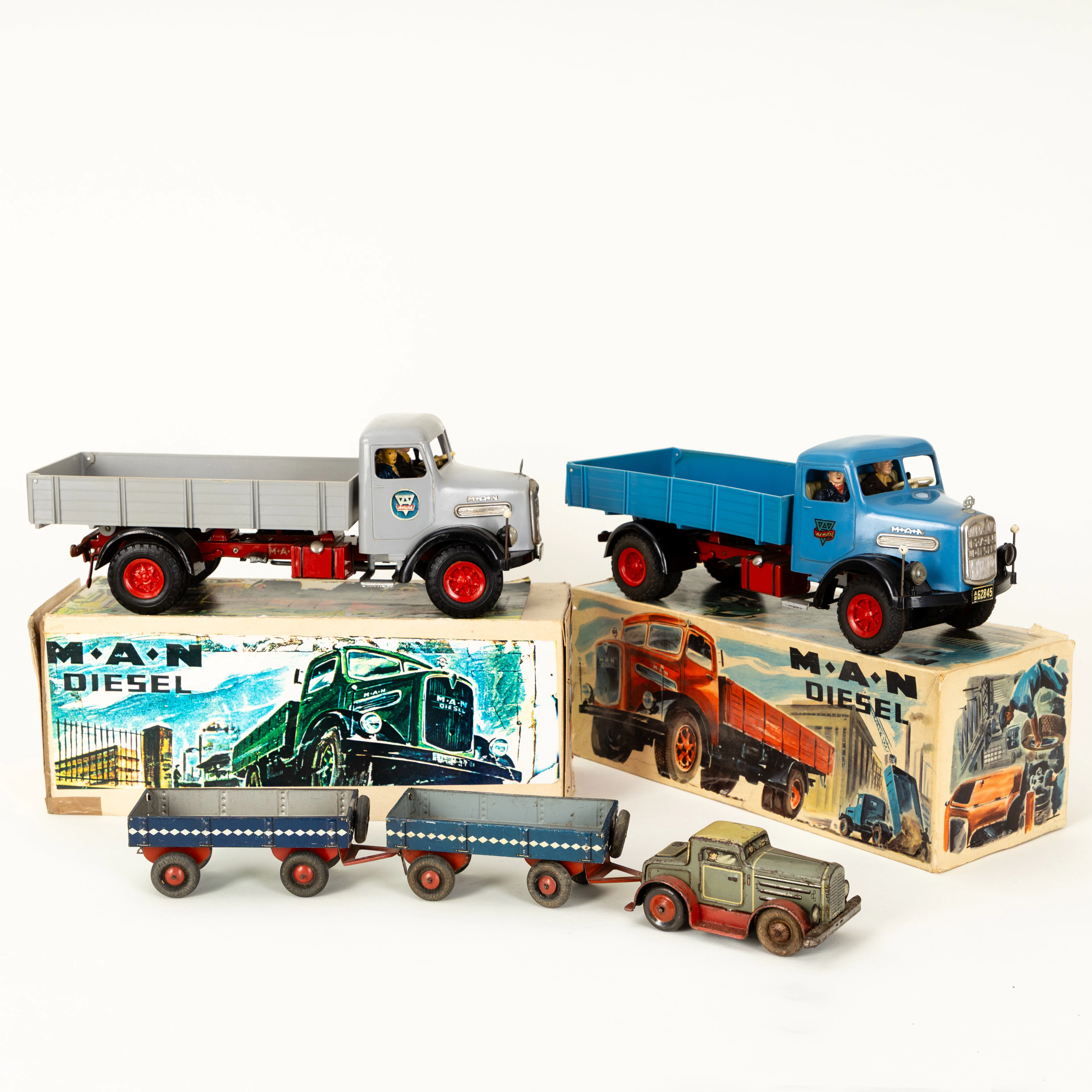 Arnold, zwei MAN LKW, inkl. Aufziehschlüssel und ein LKW mit 2 Anhängern (3).