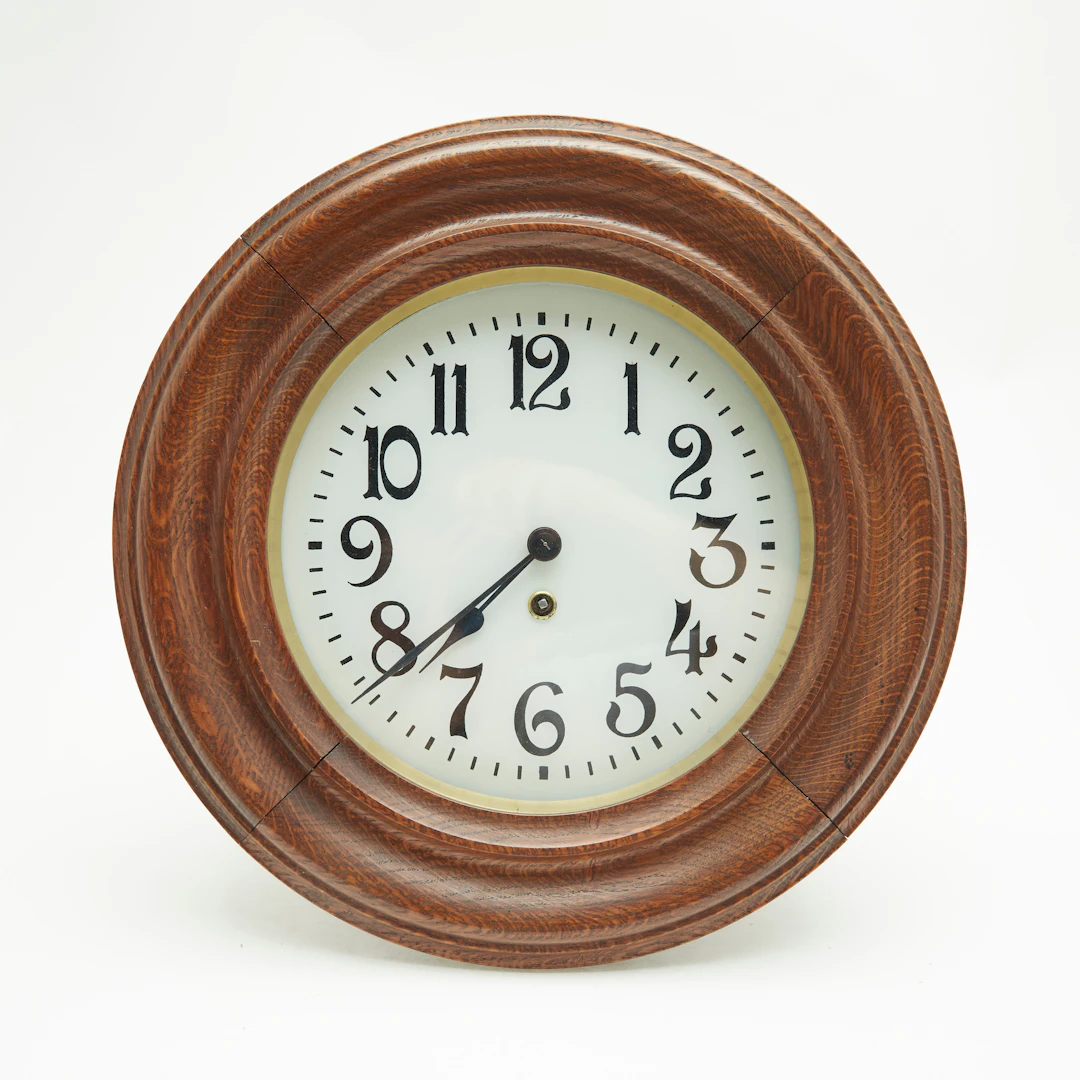 LENZKIRCH. Wanduhr, Holz, Glas, 20. Jahrhundert.