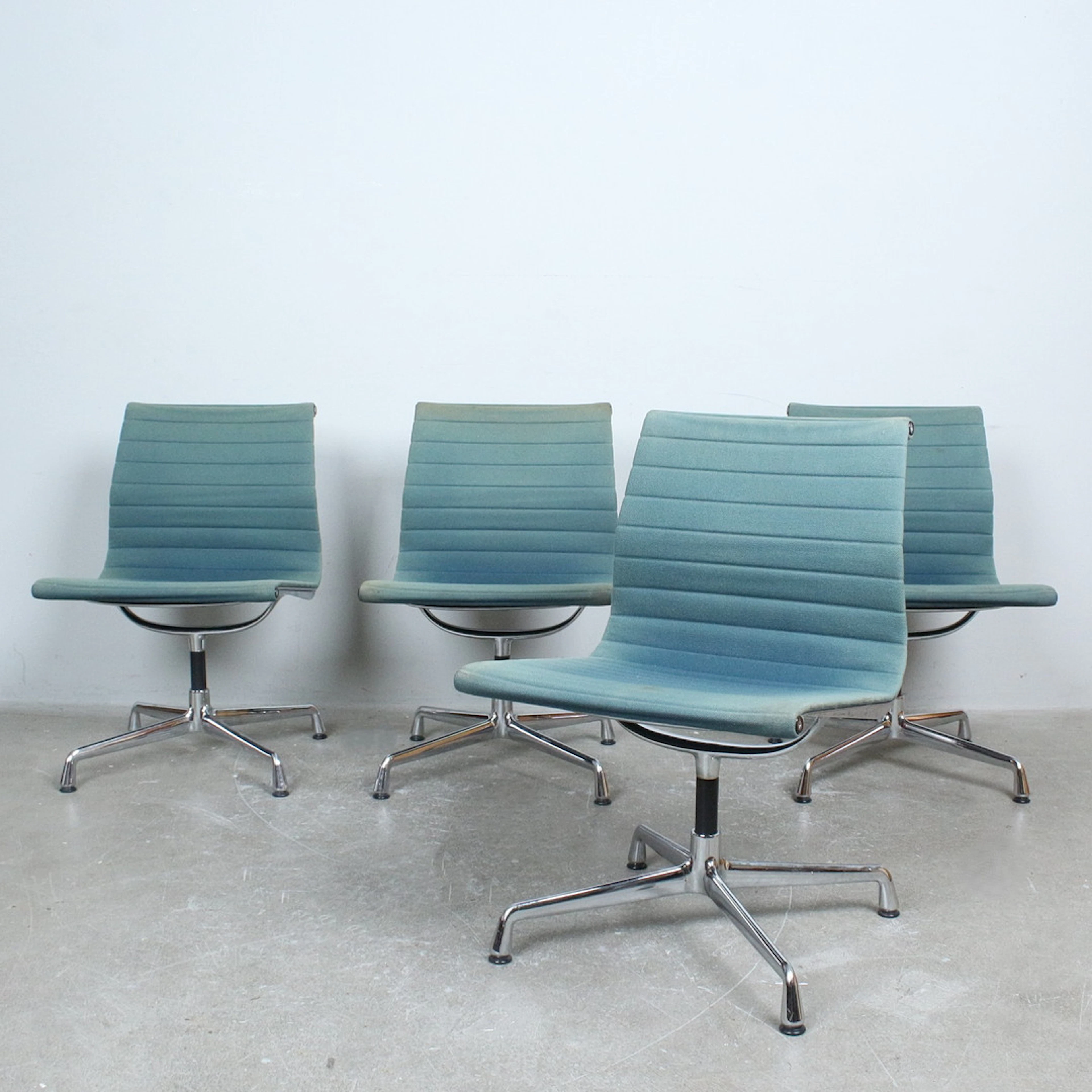 CHARLES & RAY EAMES. für Vitra, Set von 4 Stühlen / Bürostühlen, Modell