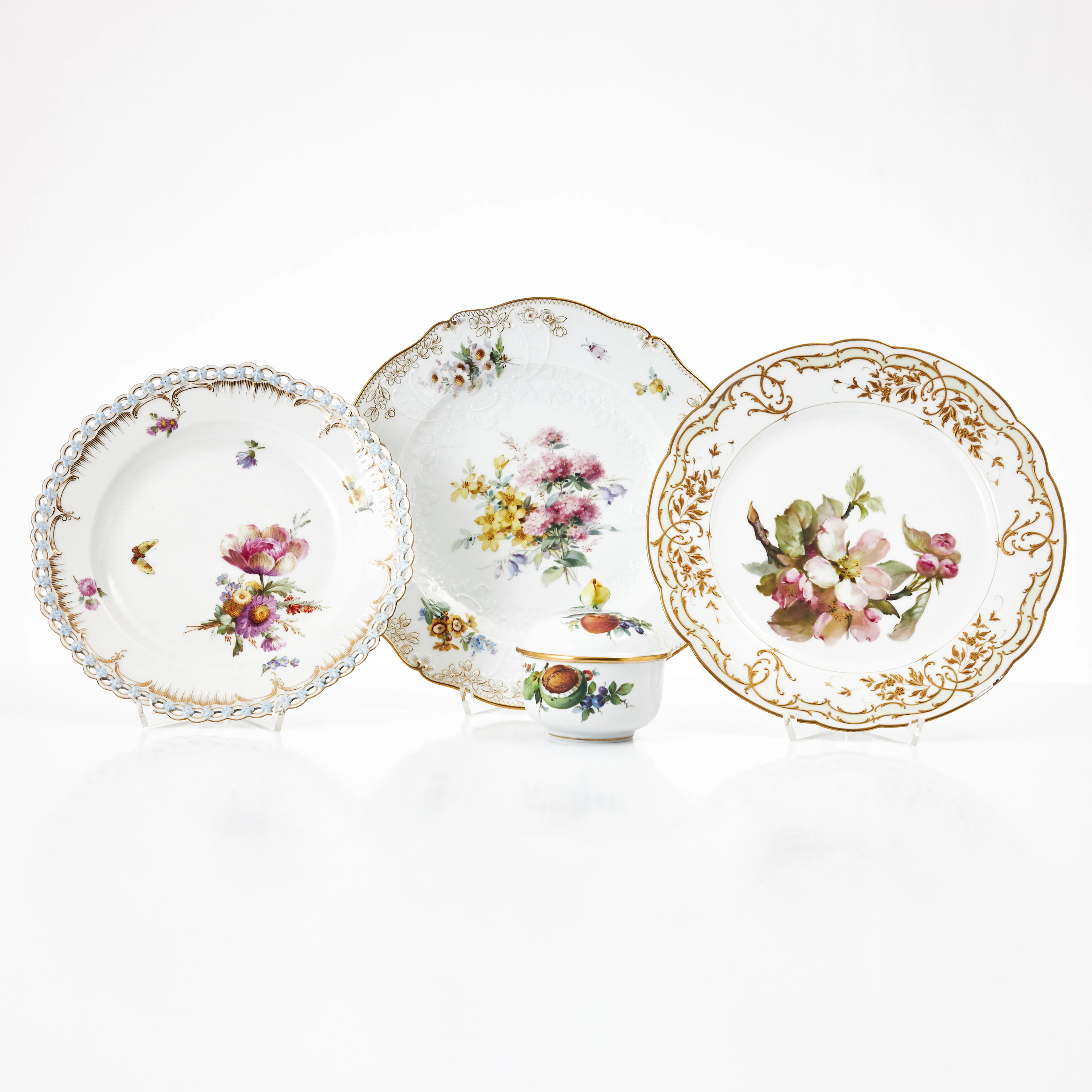 TALLRIKAR, 3 st. och BURK MED LOCK, porslin, Meissen och Königliche