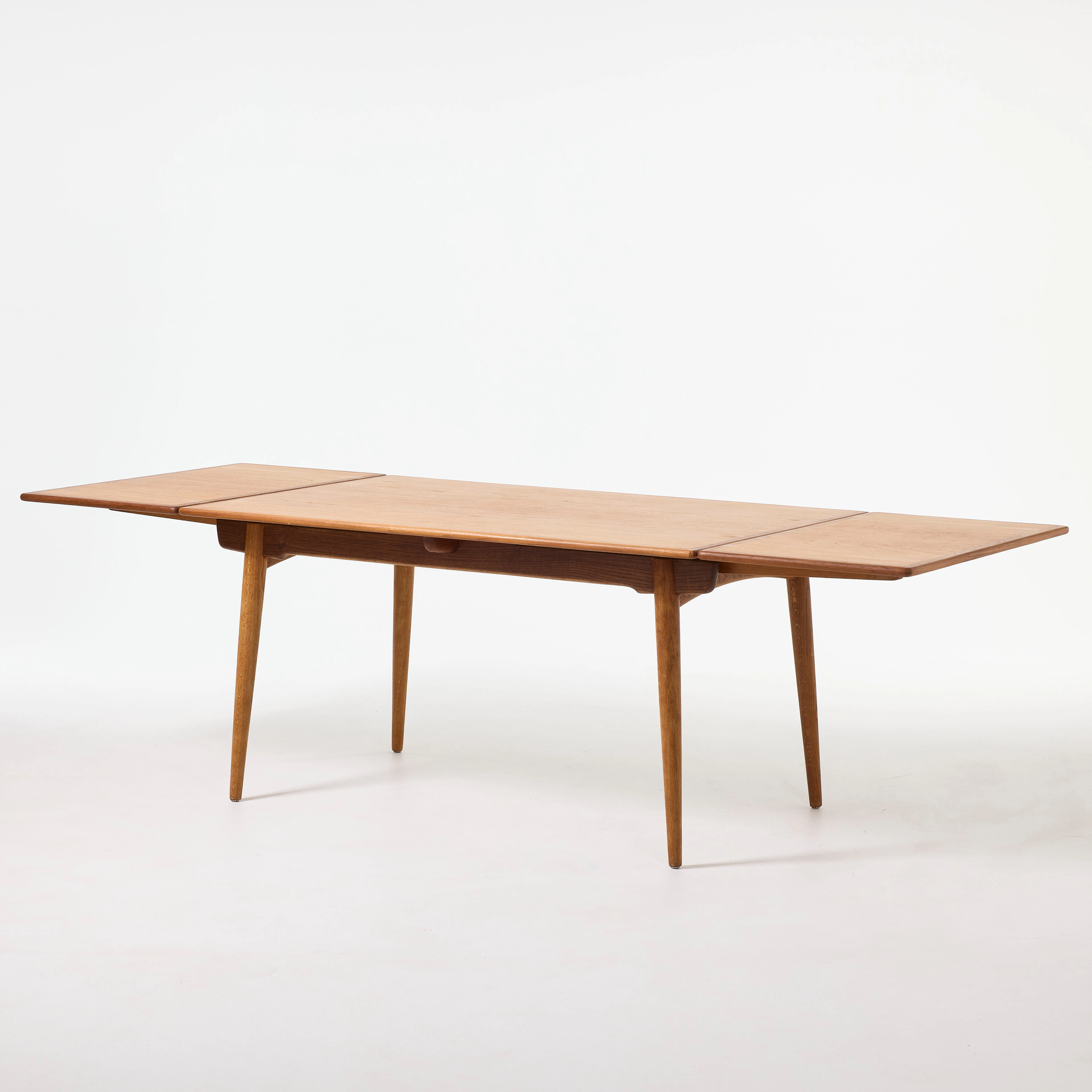 HANS J WEGNER. Matbord, Andreas Tuck, modell AT 312, ek, med utdragbara skivor.