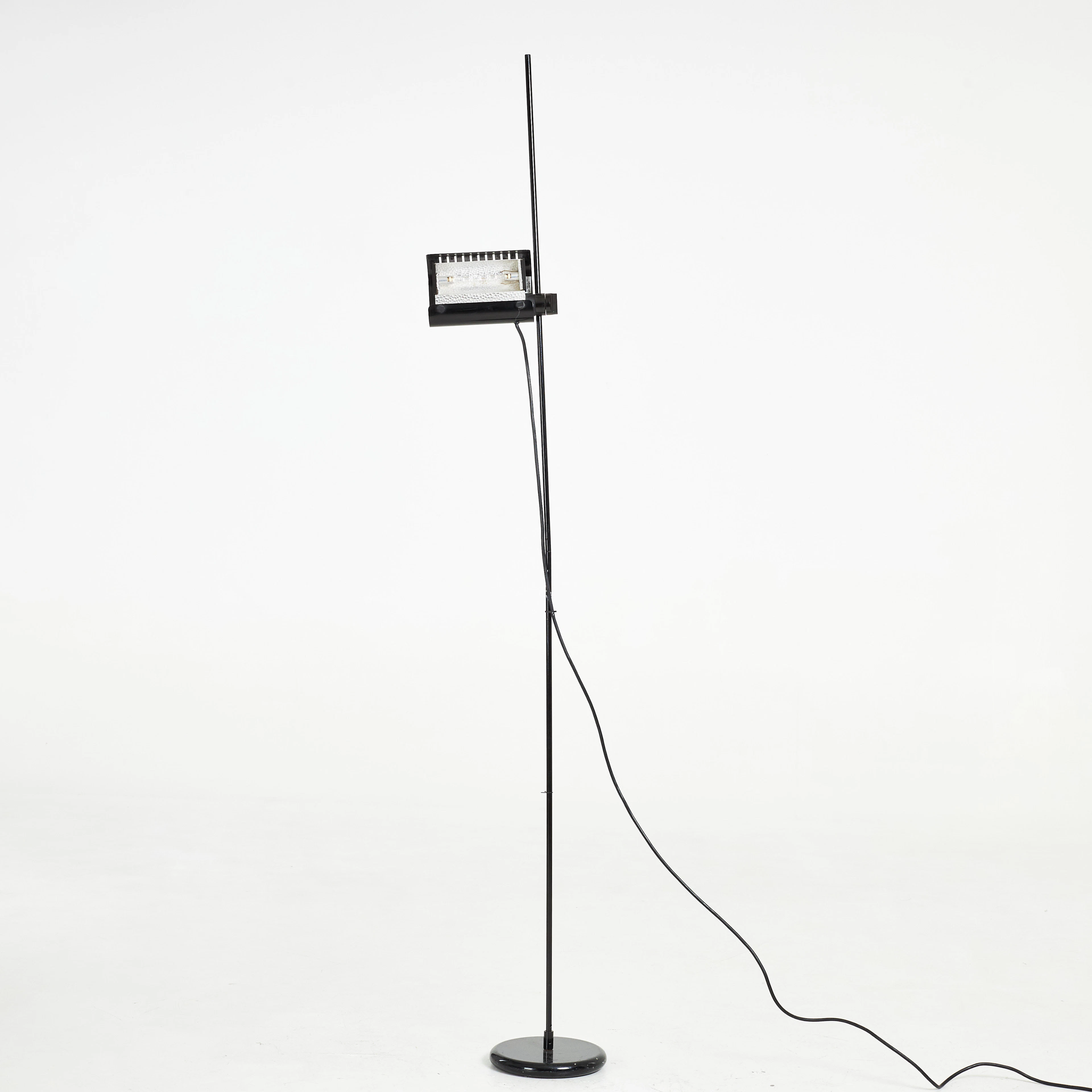 JOE COLOMBO. Golvlampa, svartlackerad, 'Colombo 626', Oluce, Italien