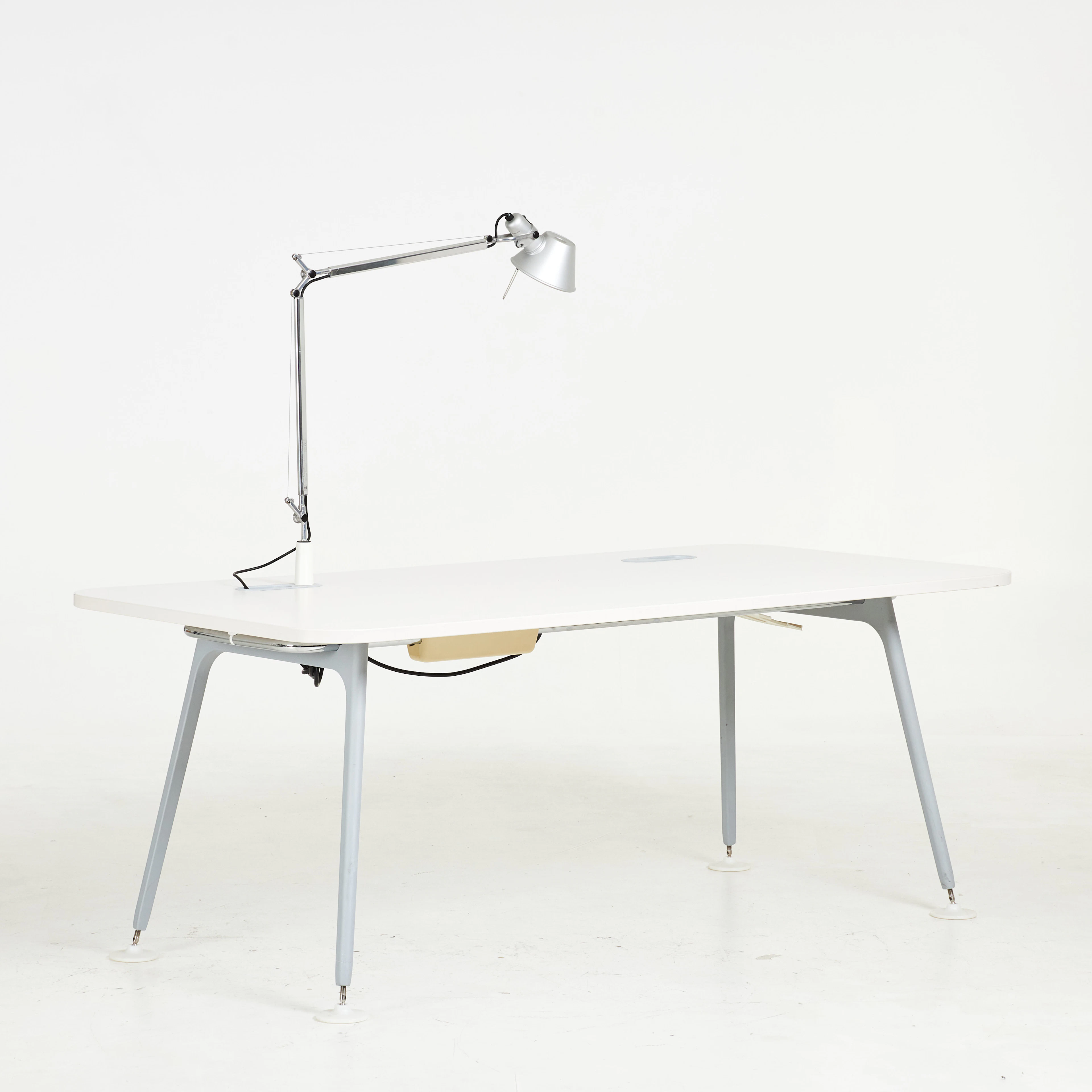 SKRIVBORD med BORDSLAMPA, design Jasper Morrison, ATM System, Vitra