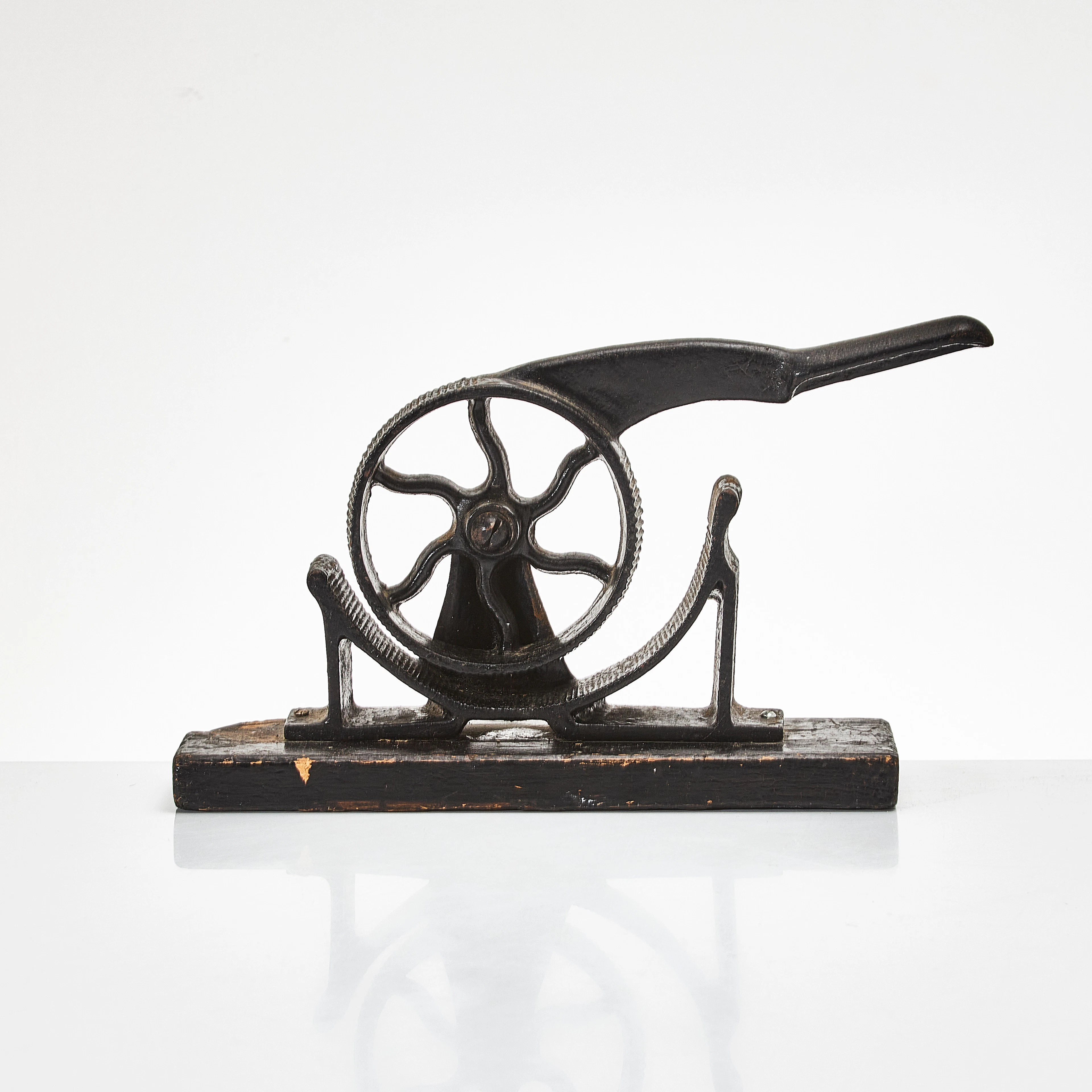 KORKPRESS, 1800-tales senare del, svartmålat gjutjärn, monterad på träsockel.