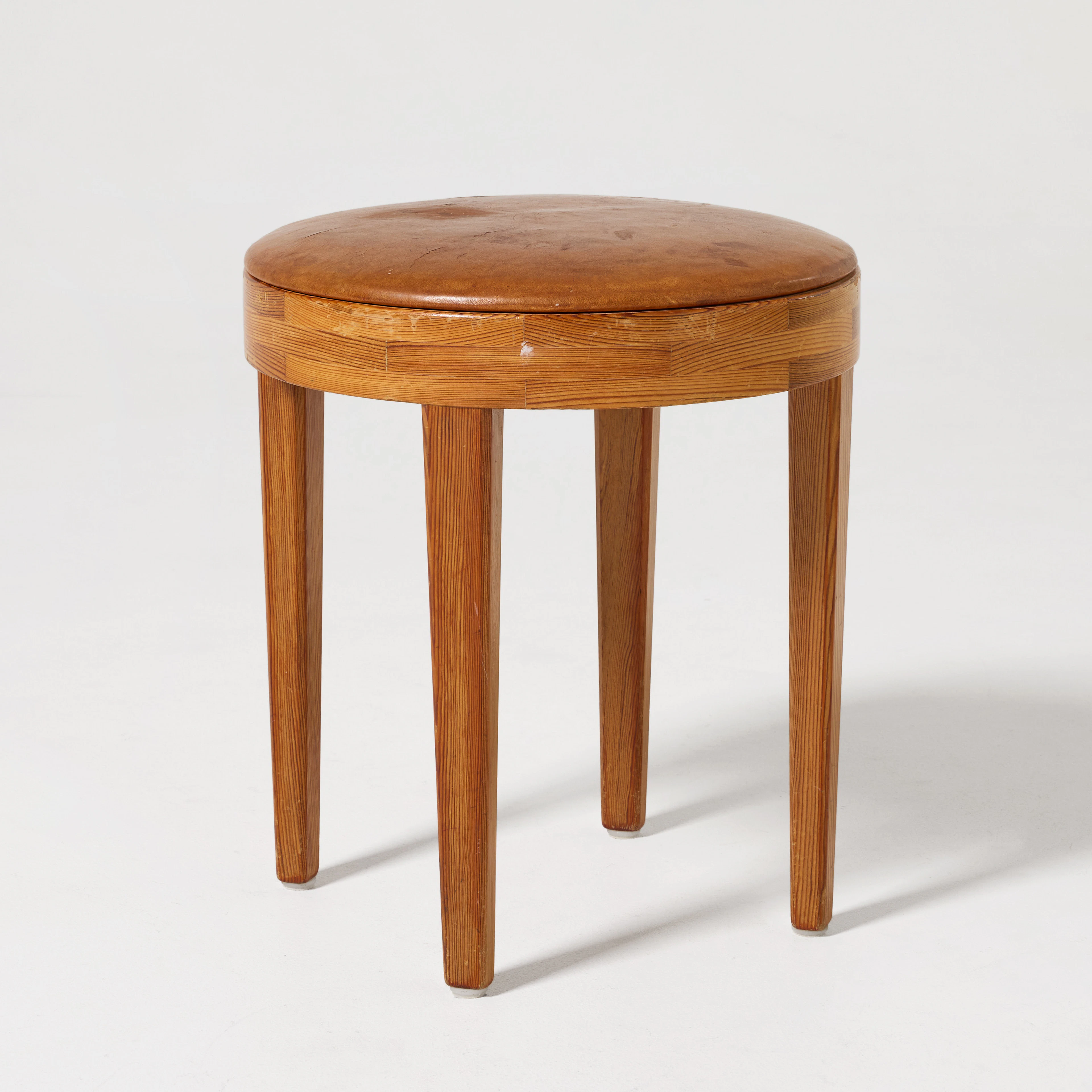 HILDING NILSSON. Pall, egen verkstad, 1950/60-tal, furu och naturfärgat läder.