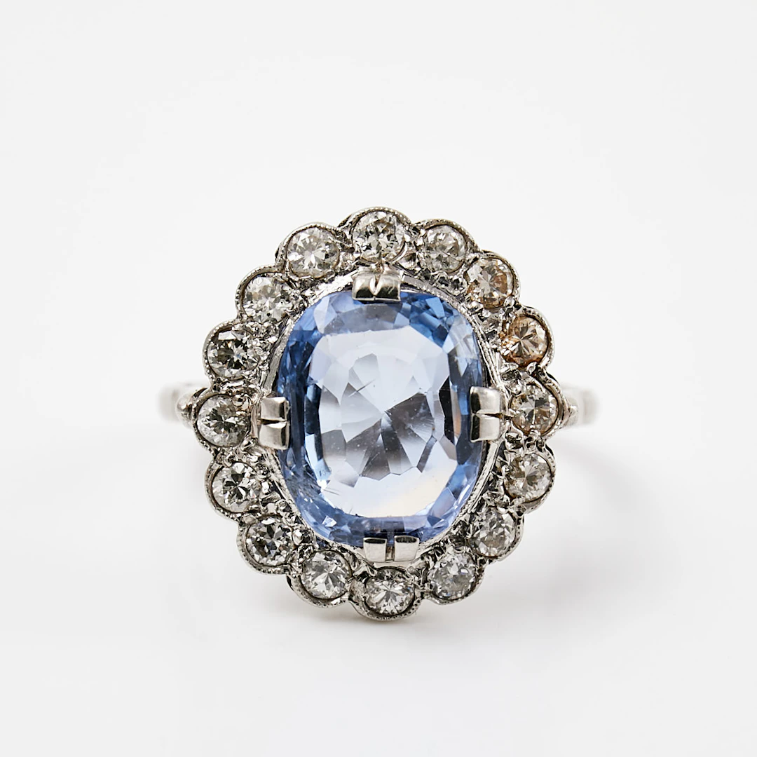 RING, platina, 1 ovalslipad safir, ca 2,50-2,75 ct, krans med 16 gammalslipade