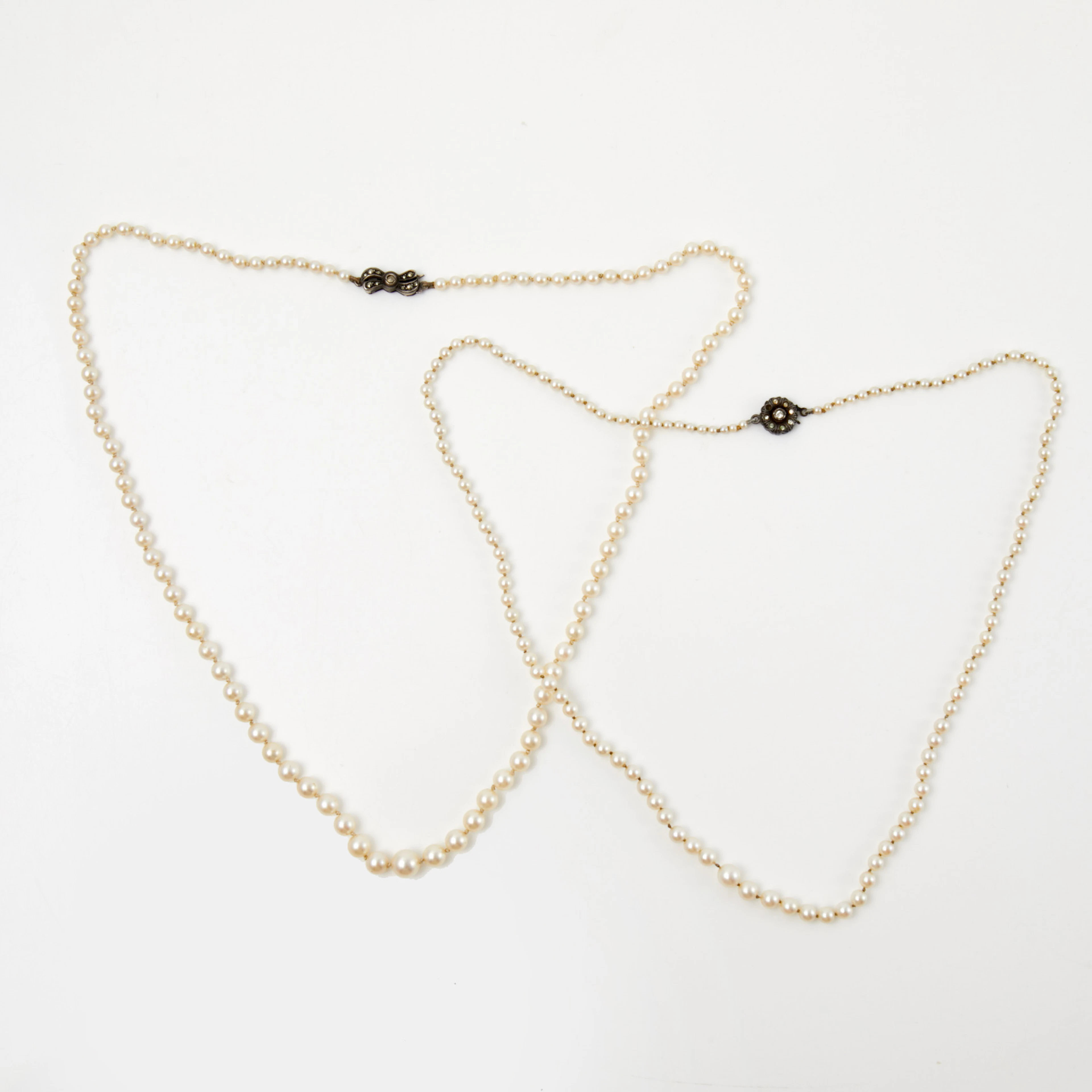 PÄRLCOLLIER, 2 st, lås i silver, med dekor av strass och markasiter