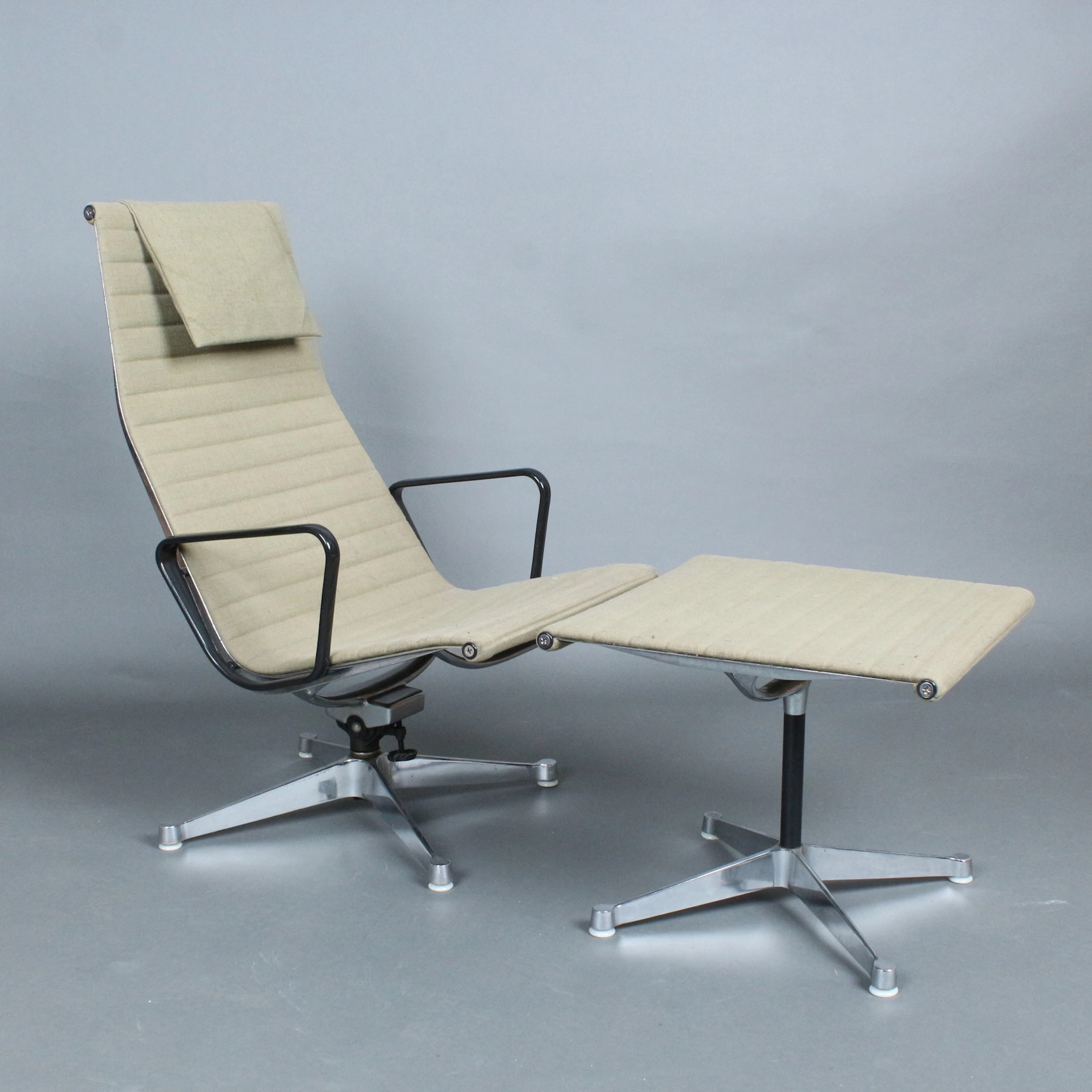 CHARLES & RAY EAMES. Herman Miller, Lounge-Sessel und Ottomane , Modell