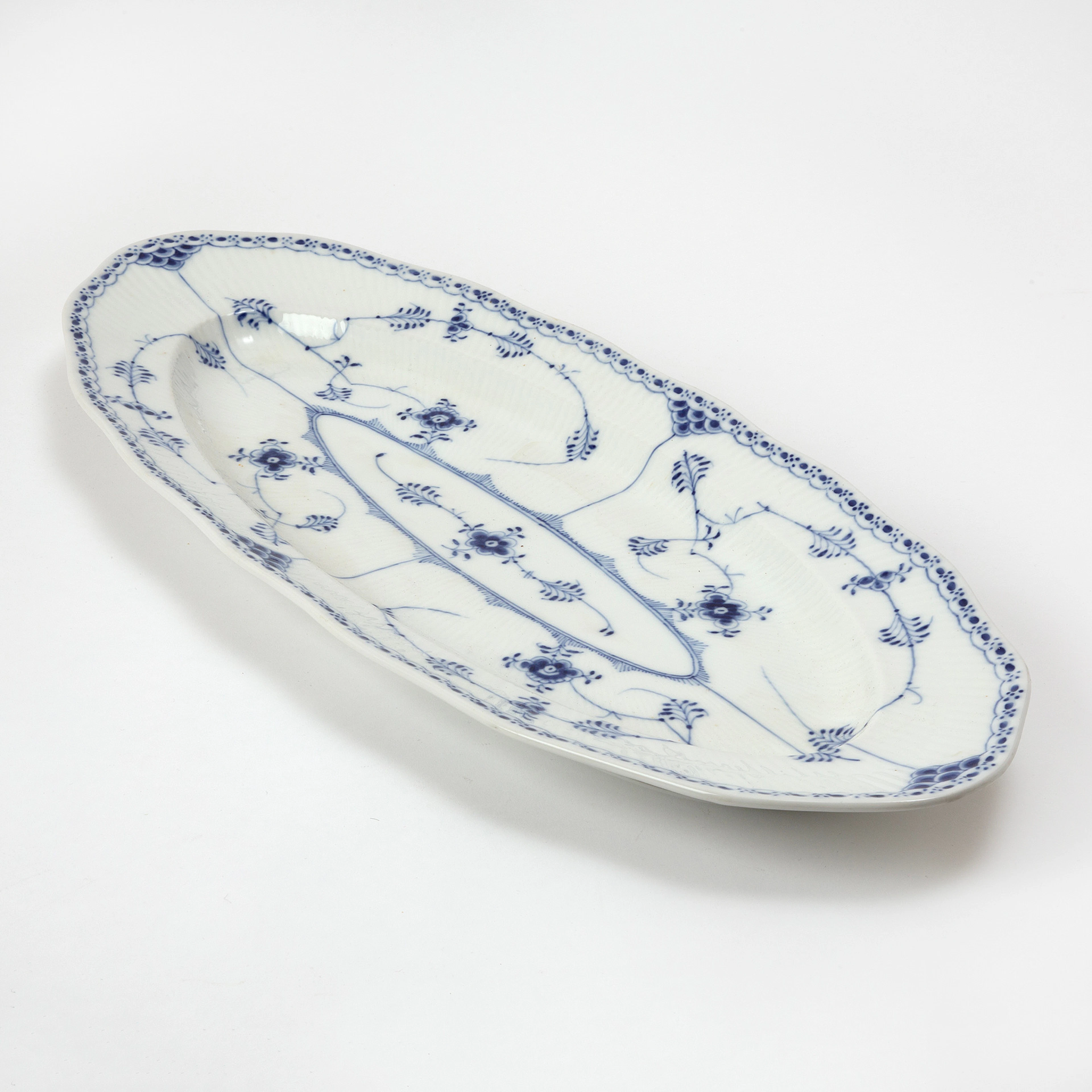 FISKFAT. "Musselmalet", porslin, Royal Copenhagen.