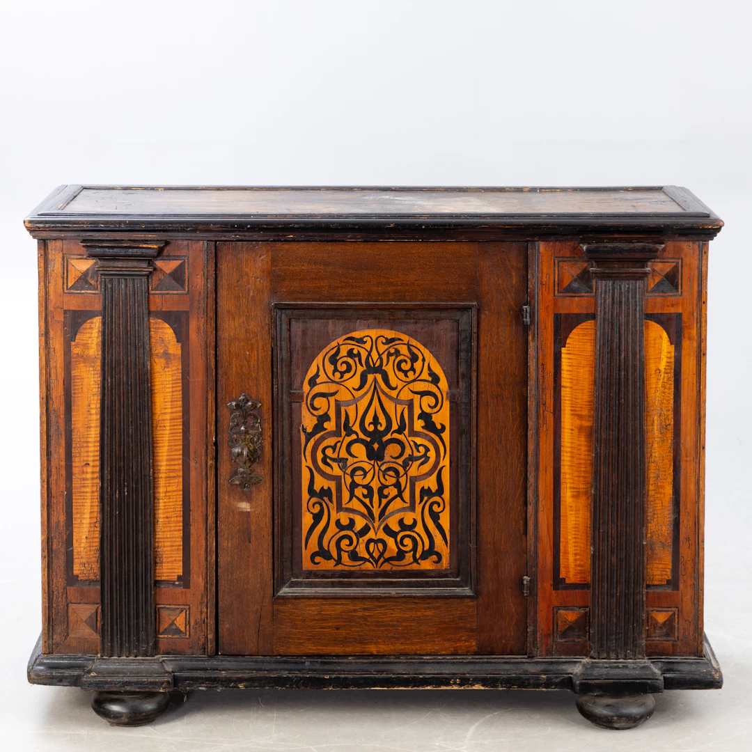 Fassaden-Halbschrank, Deutschland, 1. Hälfte 18. Jh. 94 x 125 x 64 cm.