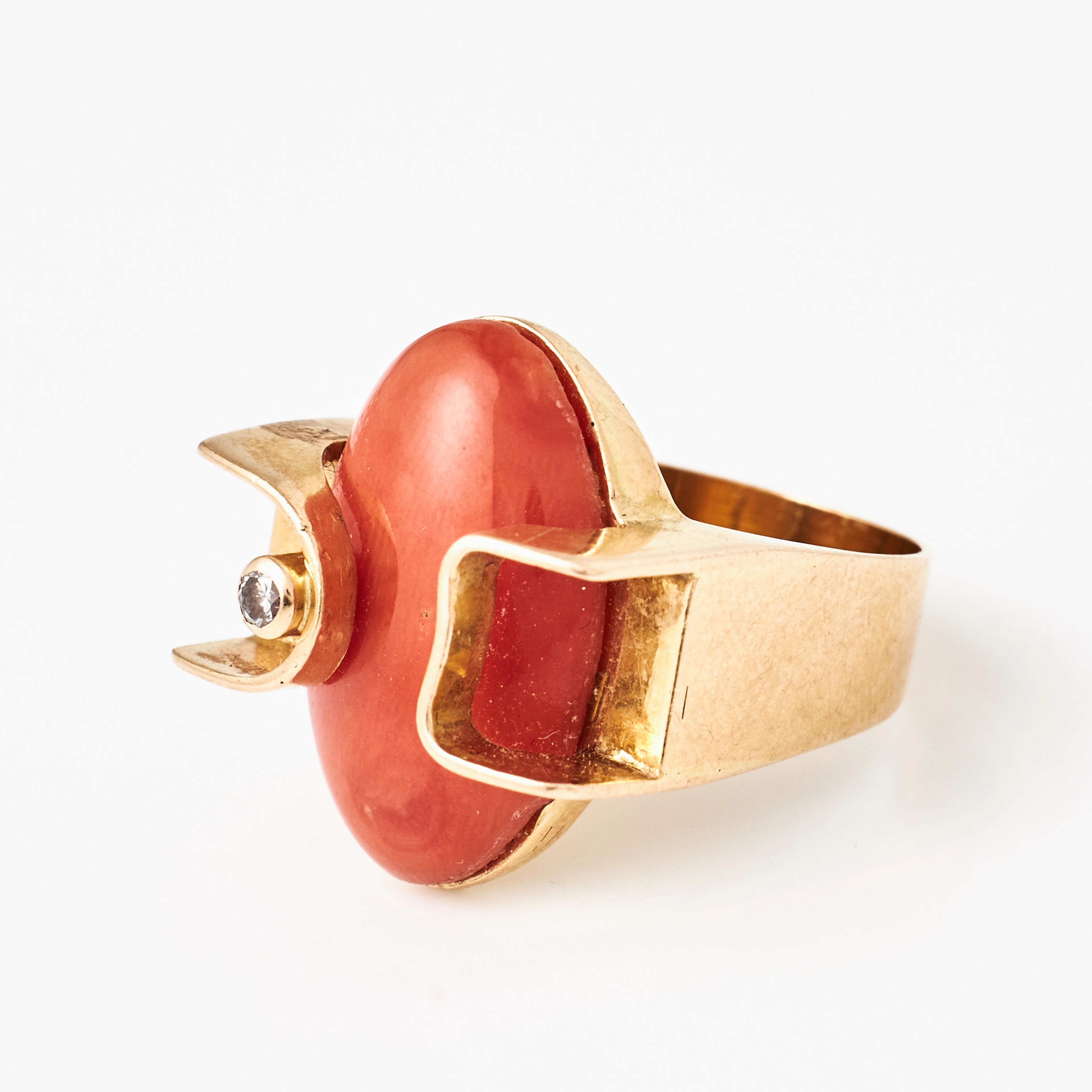 RING, 18 k guld, oval cabochonslipad korall, briljant ca 0,04 ct.