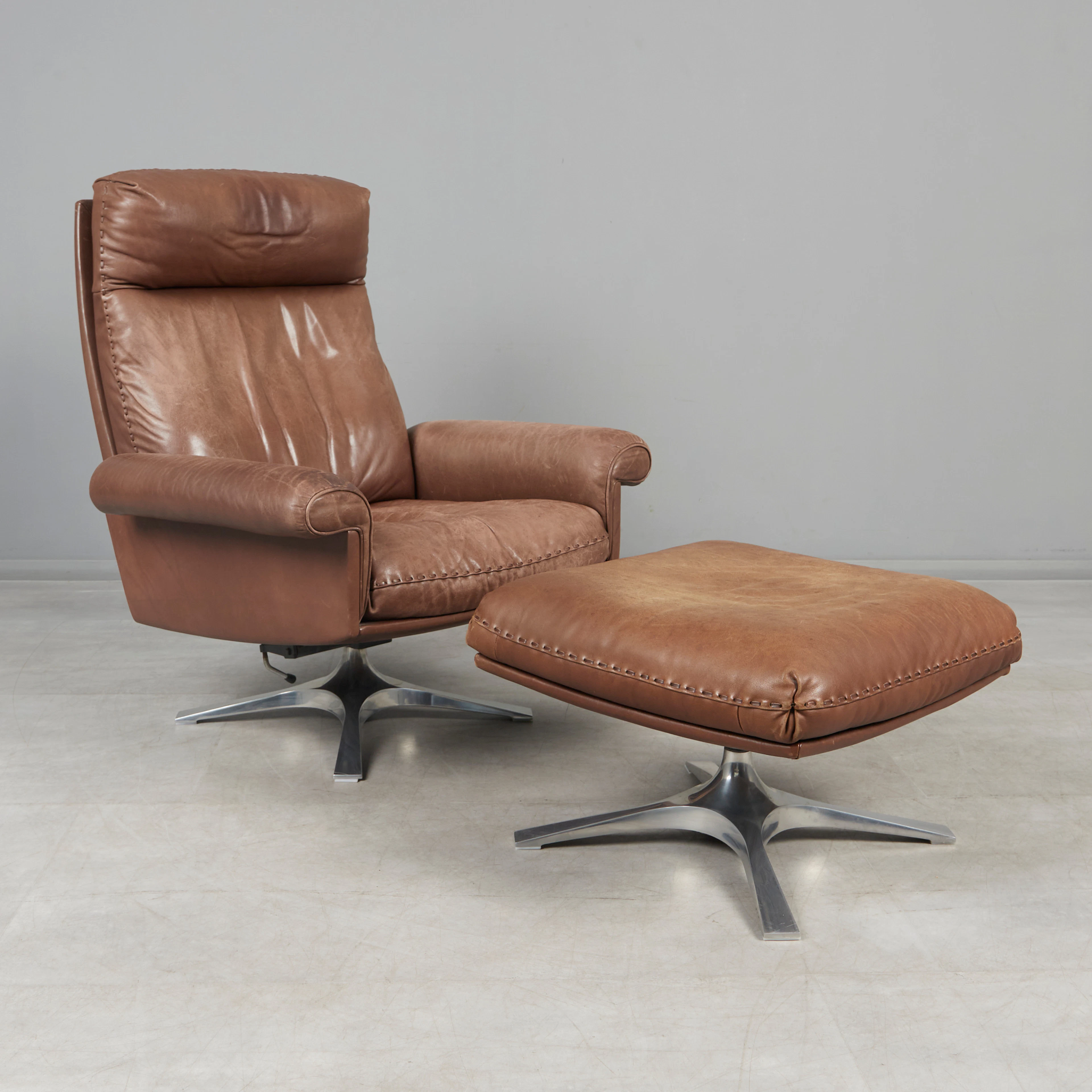 DE SEDE. Kippbarer Hochlehner / Lounge Chair mit Ottomane, Modell