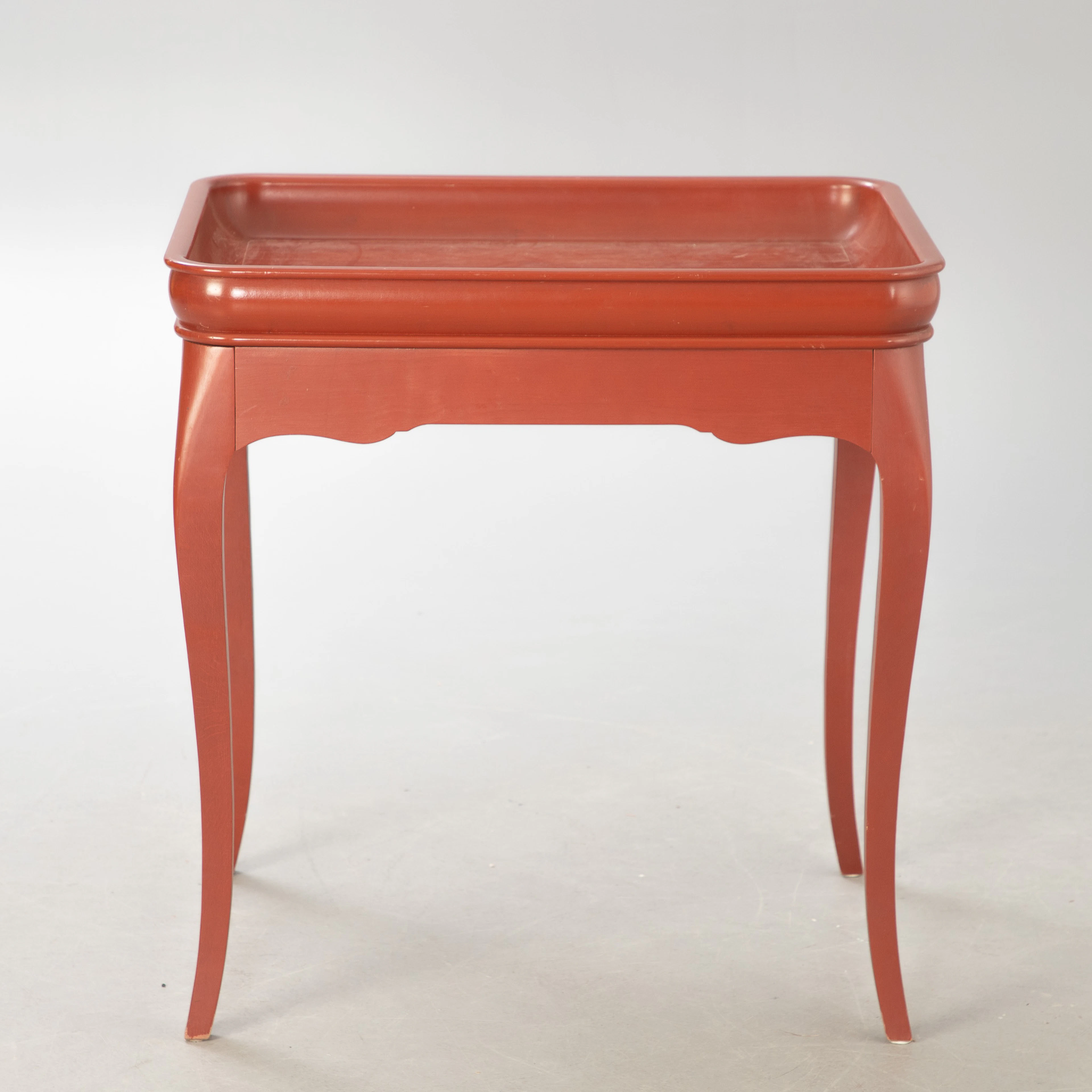 IKEA, Tabletttisch in dunkel rot aus der Serie „Hällestad“, 1990er Jahre.