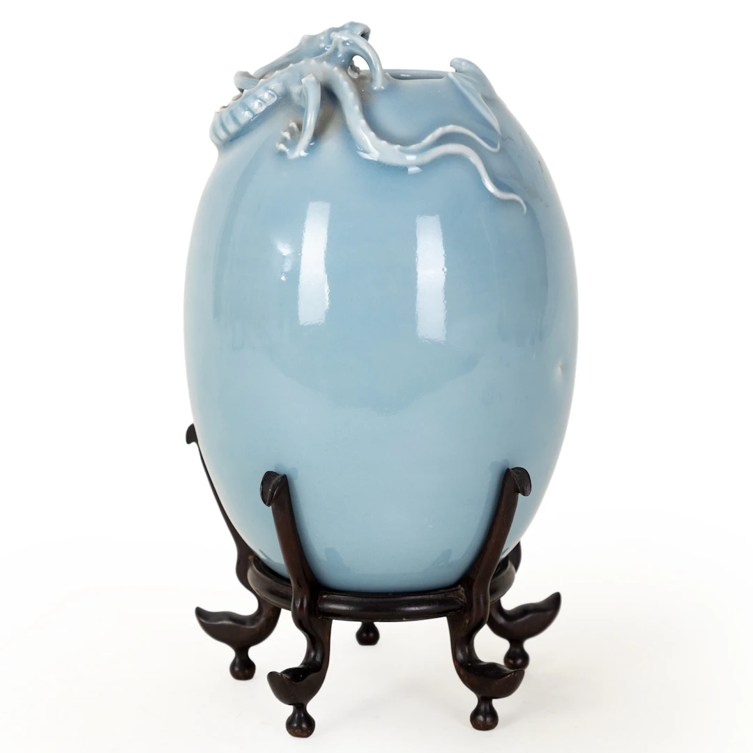 Himmelblau glasierte „Chilong“-Vase, Yongzheng-Marke, China, späte