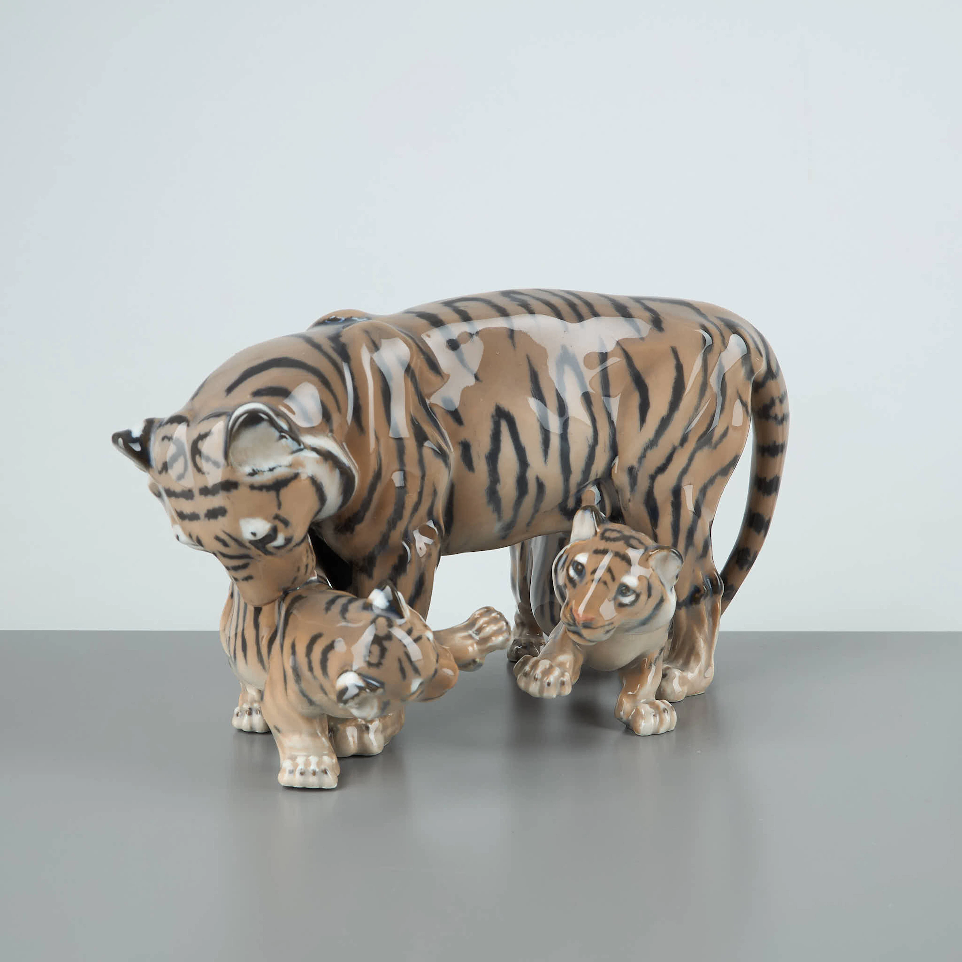 FIGURIN, Tiger med ungar, nr. 4687, design Jeanne Grut för Royal Copenhagen.
