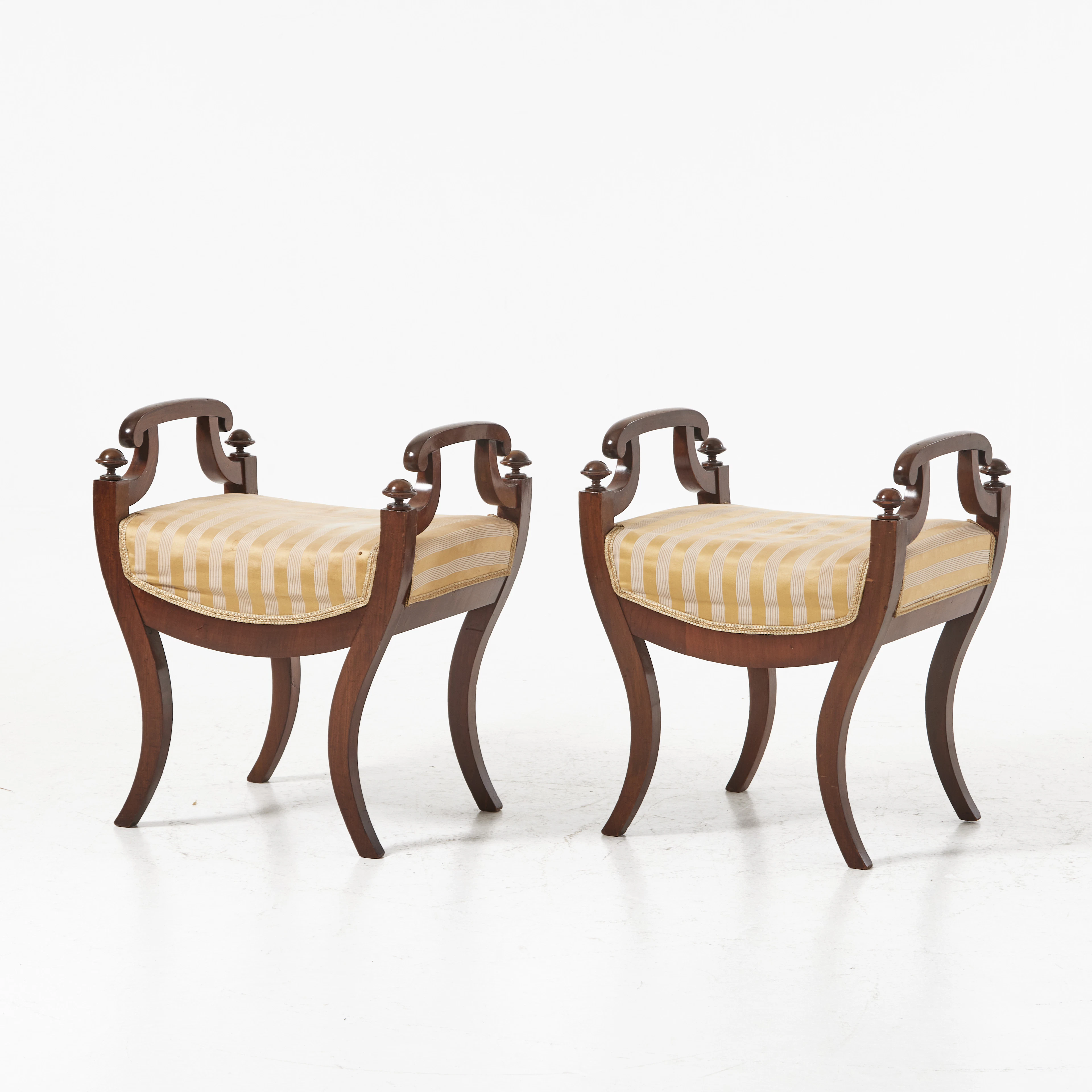 BANKETTER, 1 par, Karl Johan, fanerad i mahogny.