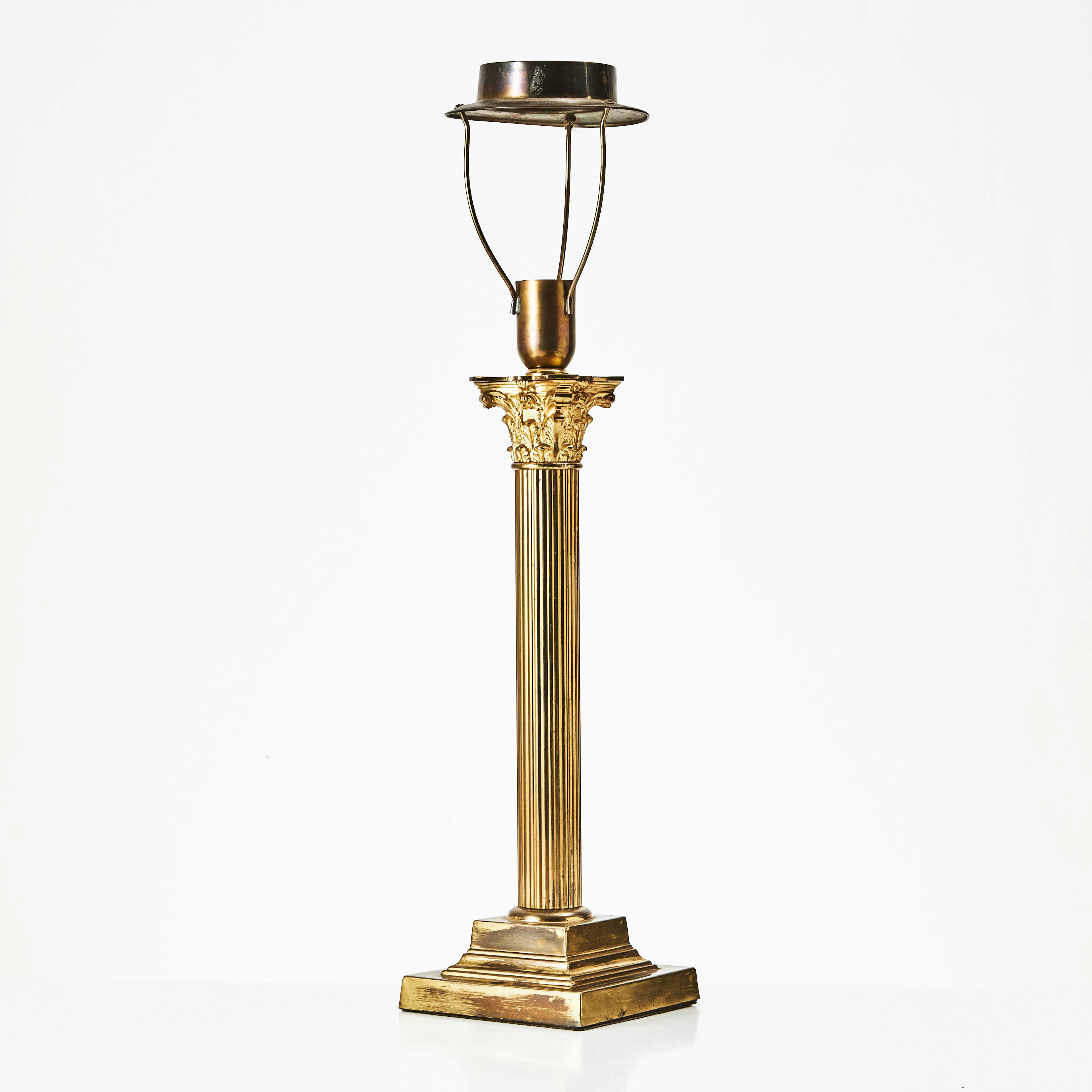 BORDSLAMPA, mässing, 1900-talets första hälft, i form av kolonn.