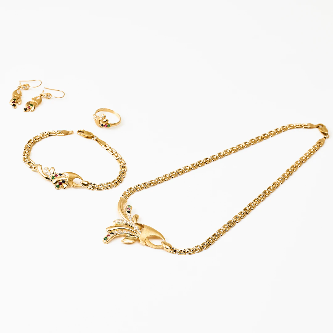 GARNITYR, bestående av: Collier, armband, ring, örhängen, 1 par, ca