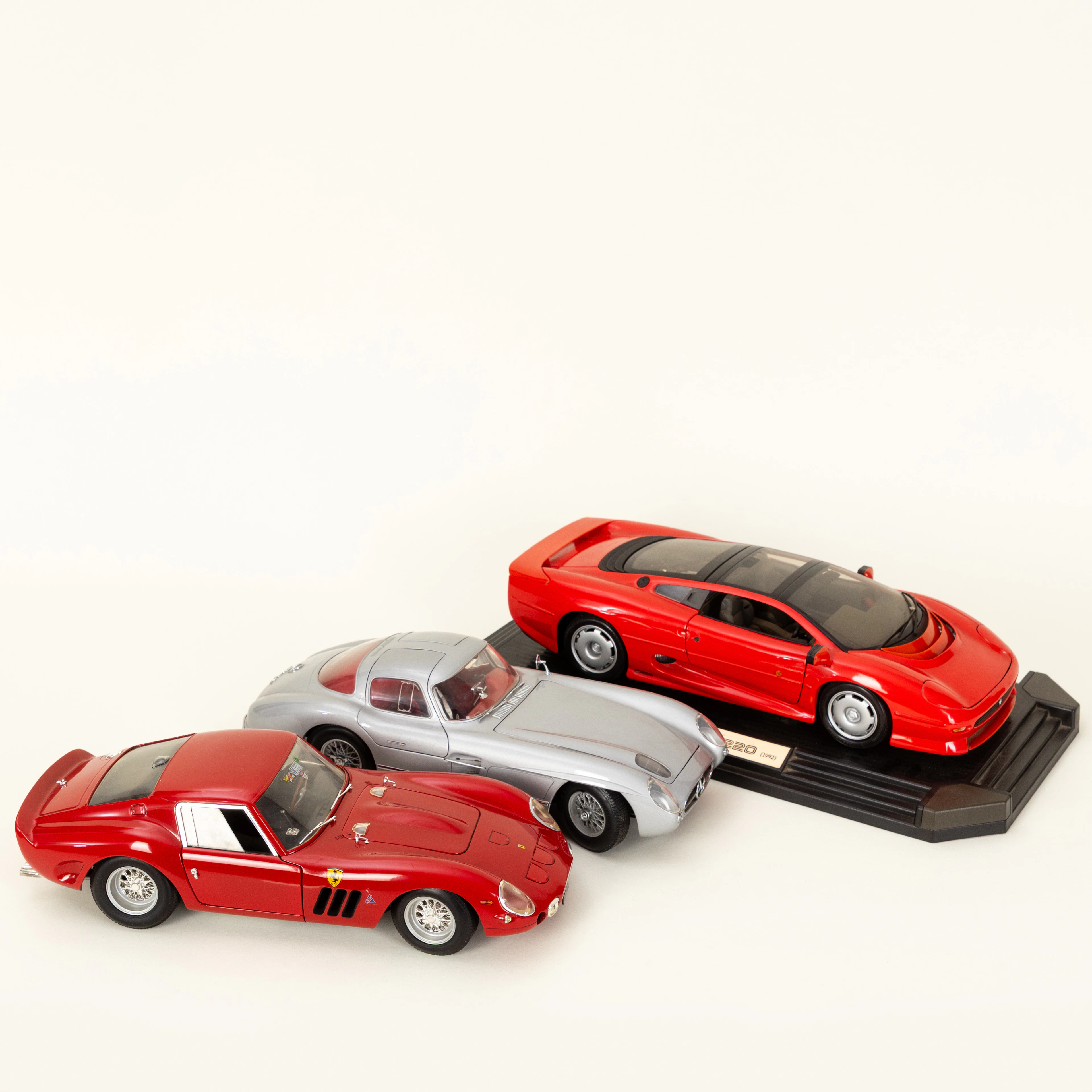 Drei große Modellautos 1/12: Ferrari, Jaguar und Mercedes (3).