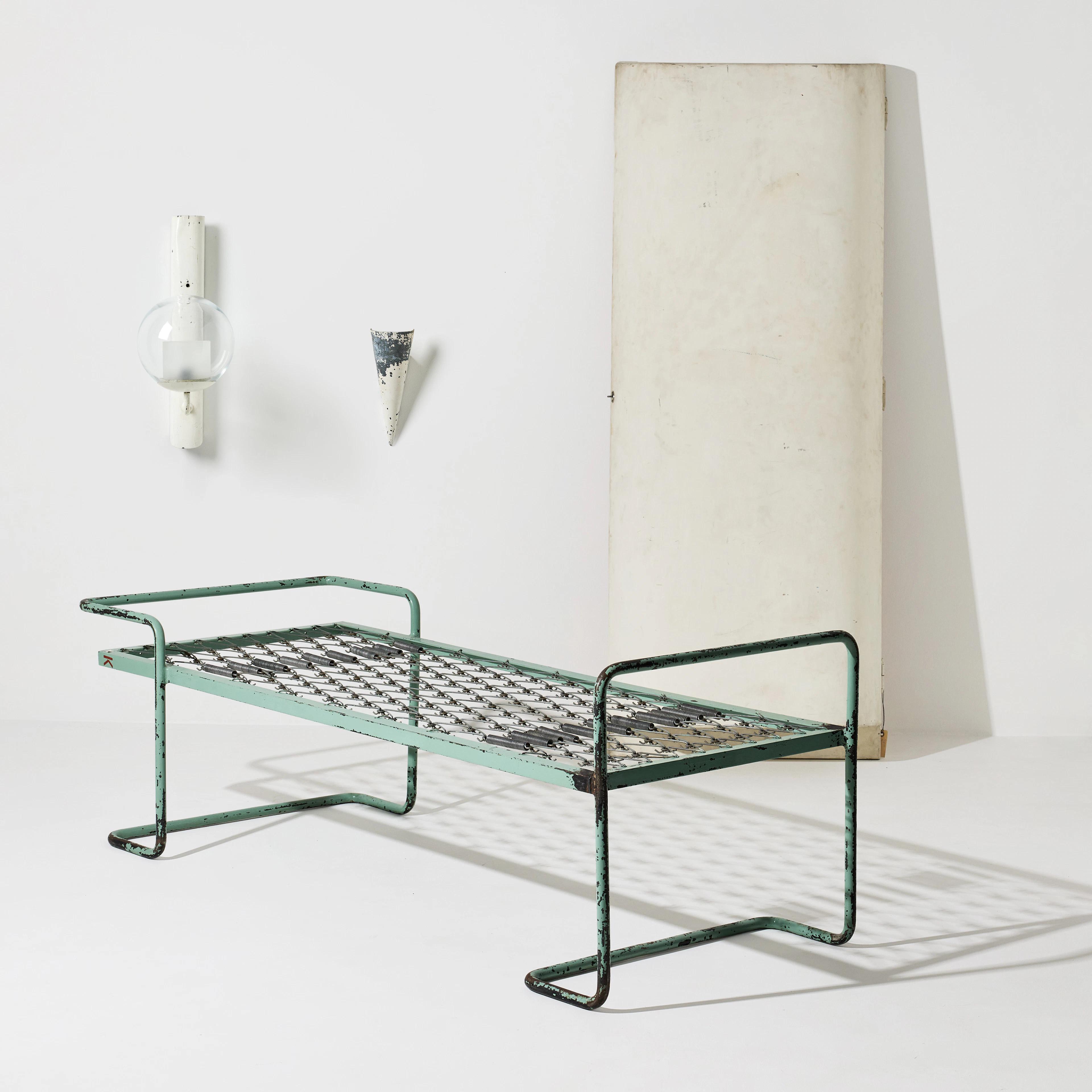 ALVAR AALTO. Säng med garderob och väggarmaturer, två stycken, för
