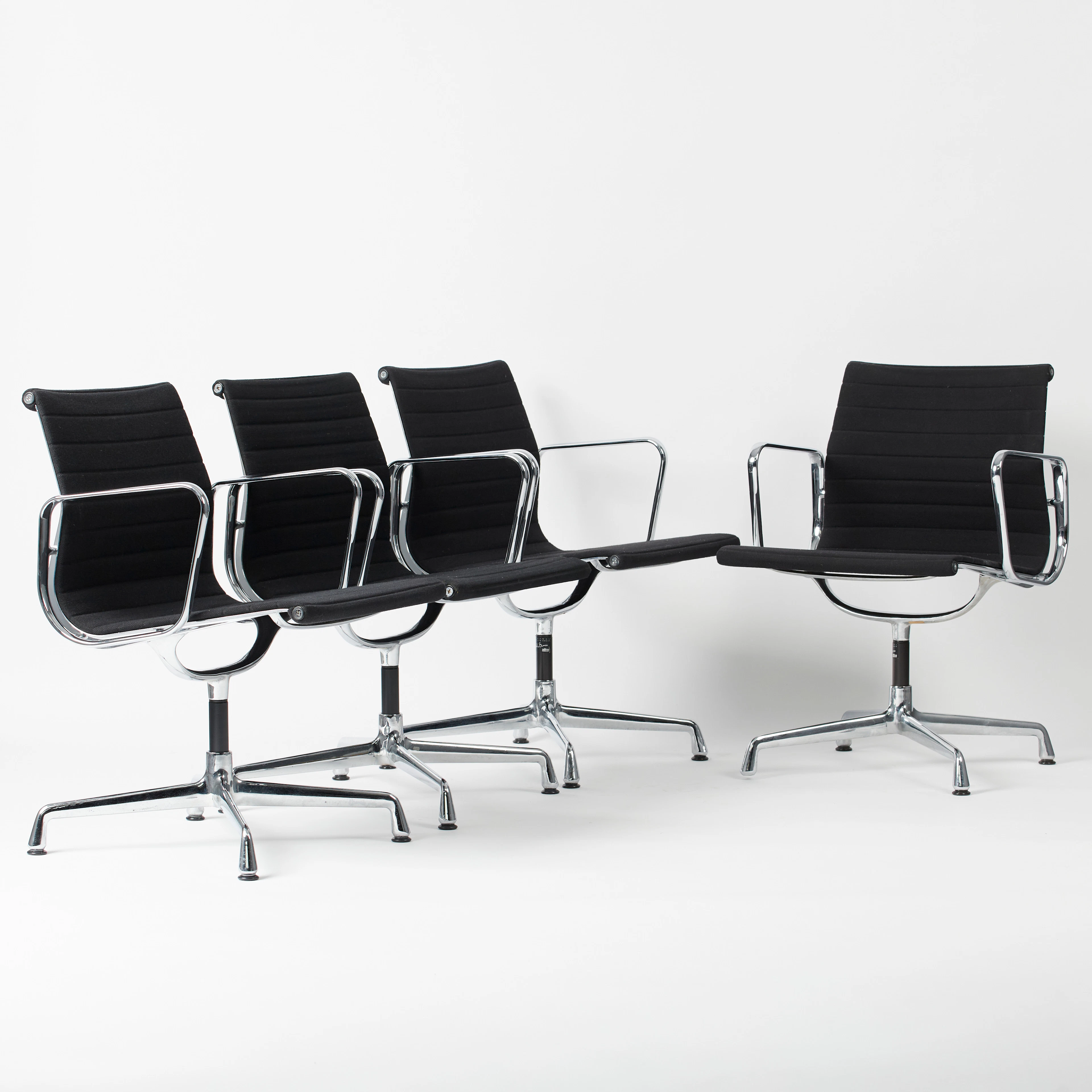CHARLES & RAY EAMES. Vitra / Hermann Miller. Set Bürostühle / Aluminium