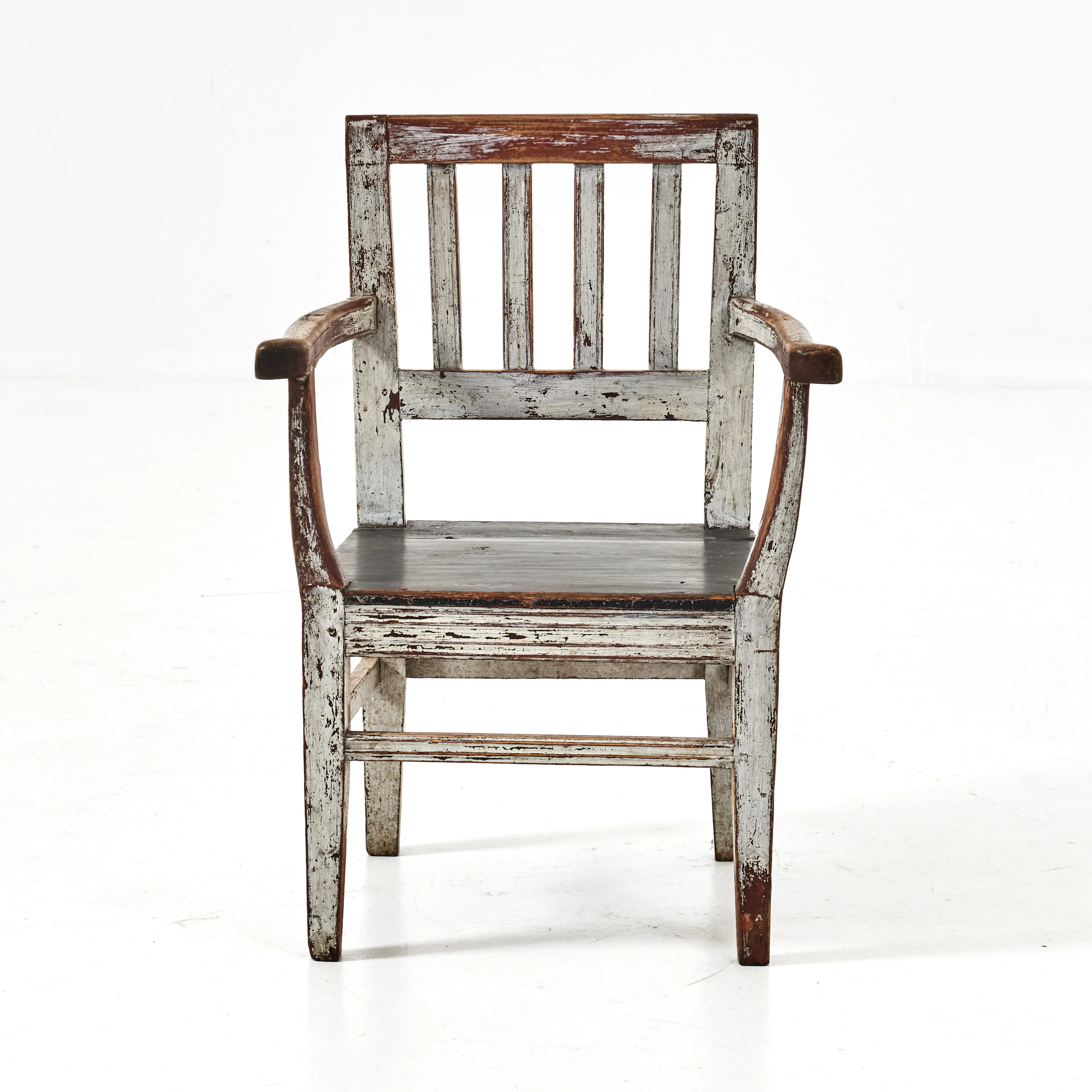 BARNSTOL, gustaviansk, 1800-talets första hälft, gråmålad med svart sitts.