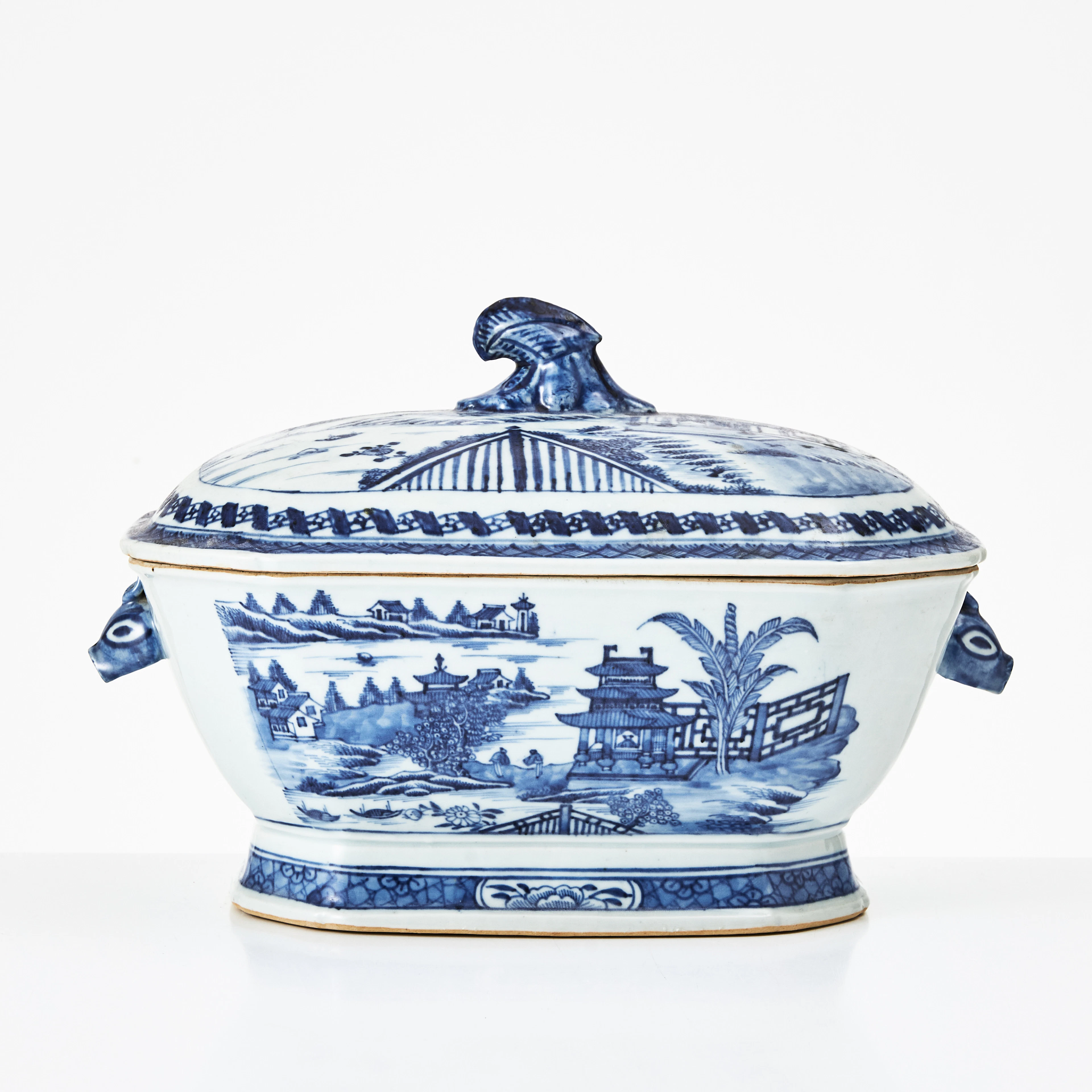 TERRIN, porslin, Kina, Qianlong (1736-1795), dekor av trädgårdsterrass