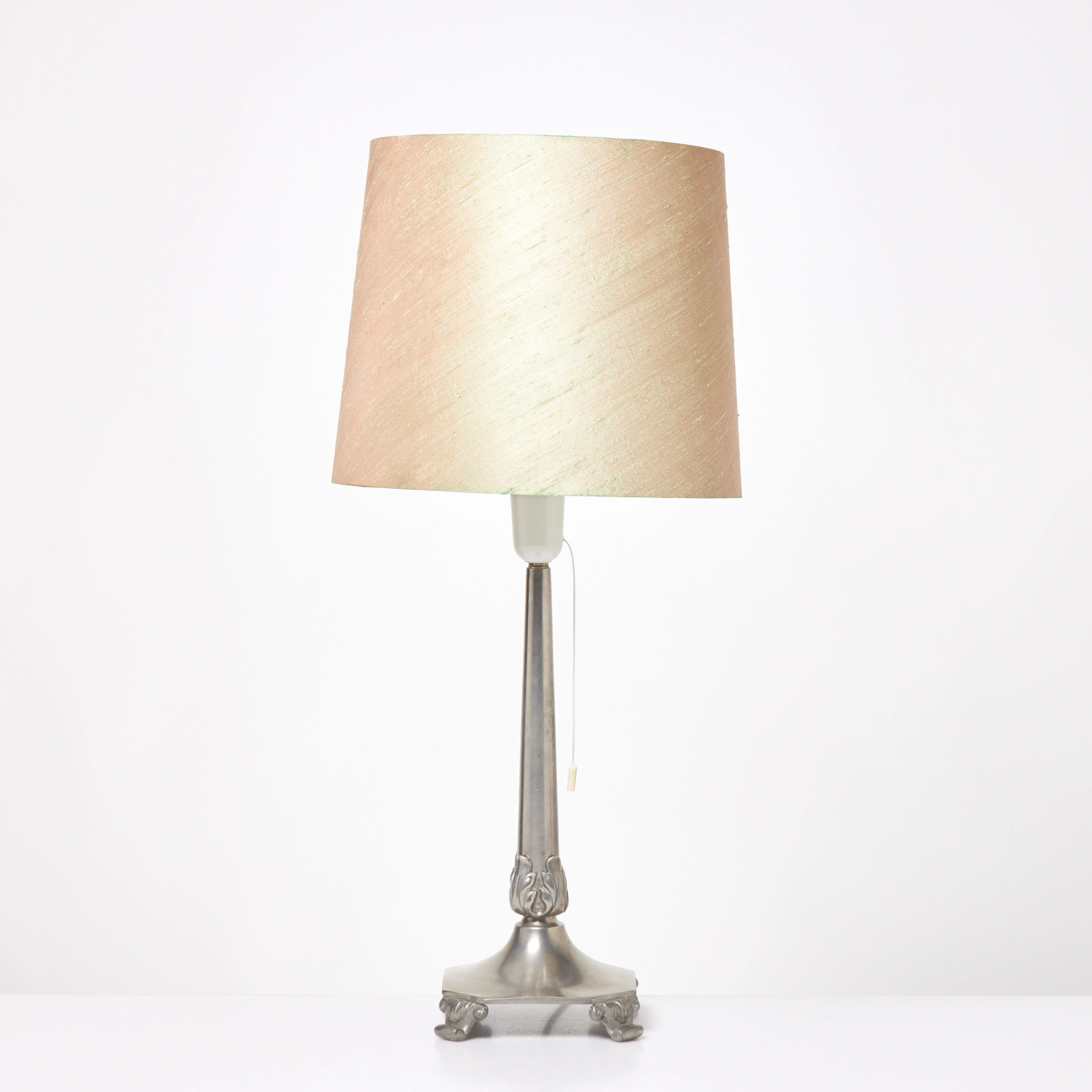 BORDSLAMPA. Tenn, Art deco, Guldsmedsaktiabolaget, Stockholm, 1920/30-tal.