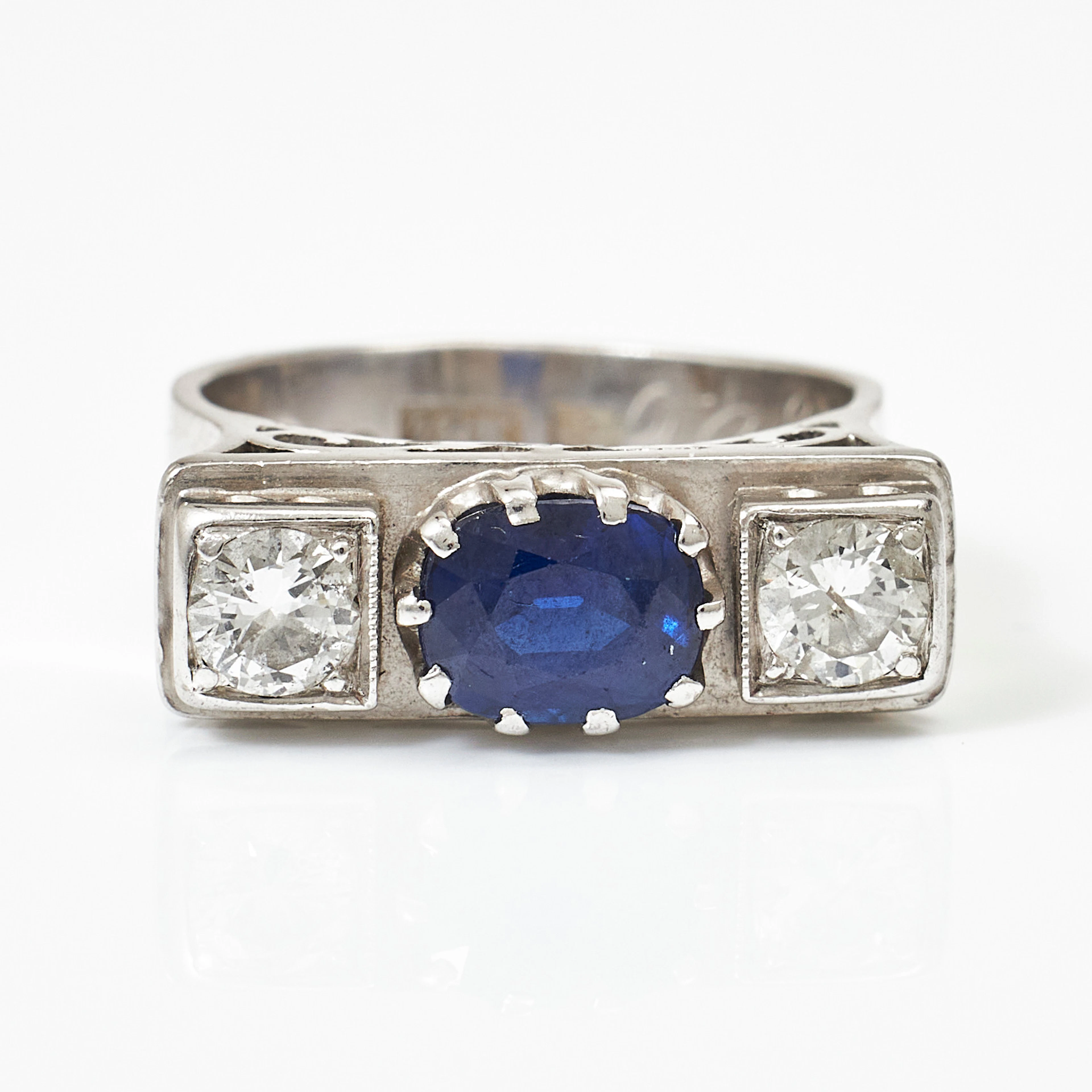 RING, 18 k vitguld, oval fasettslipad syntetisk safir, 2 briljanter