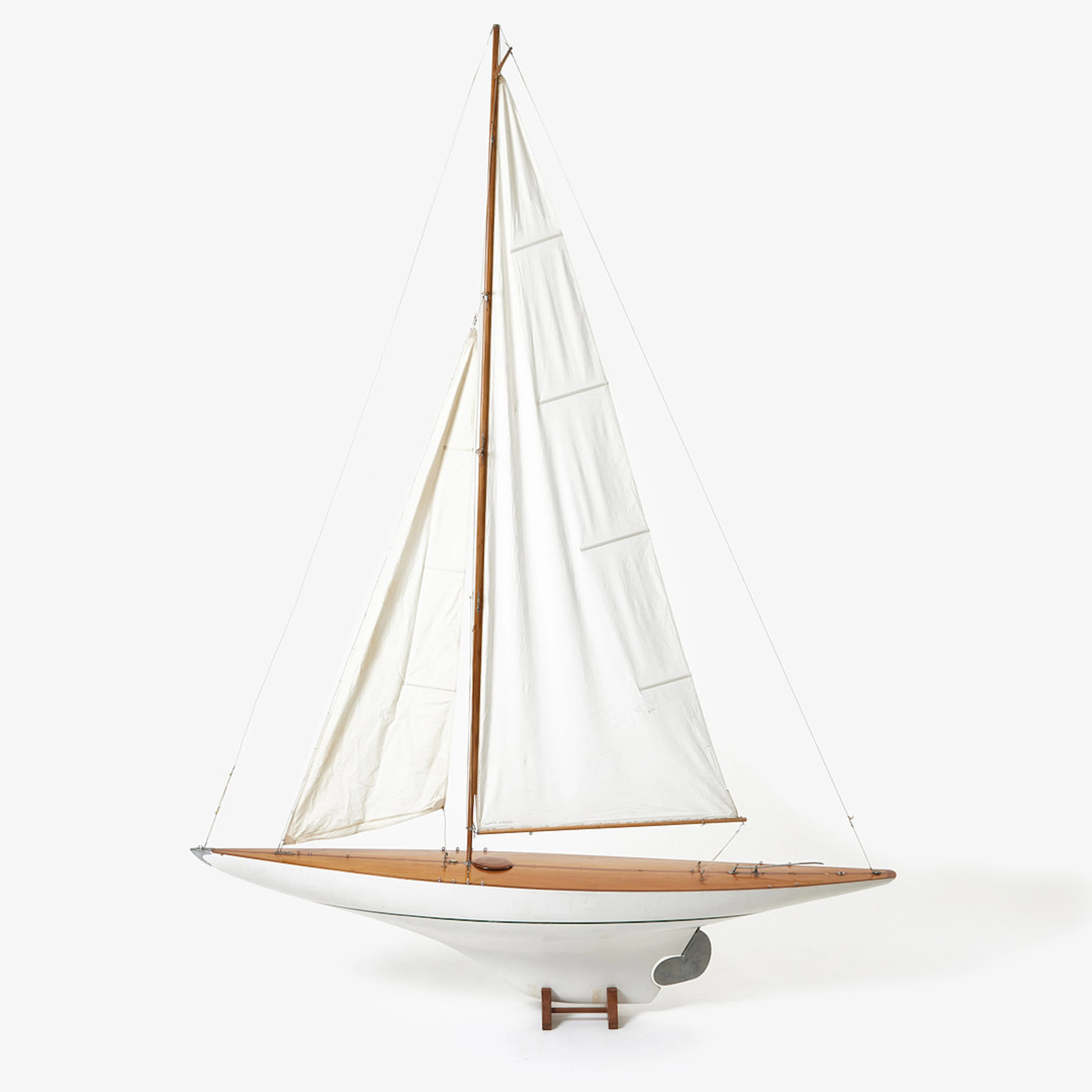 POND YACHT, seglande modell, "Häxan", vitmålat köl med blytyngd, mahogny