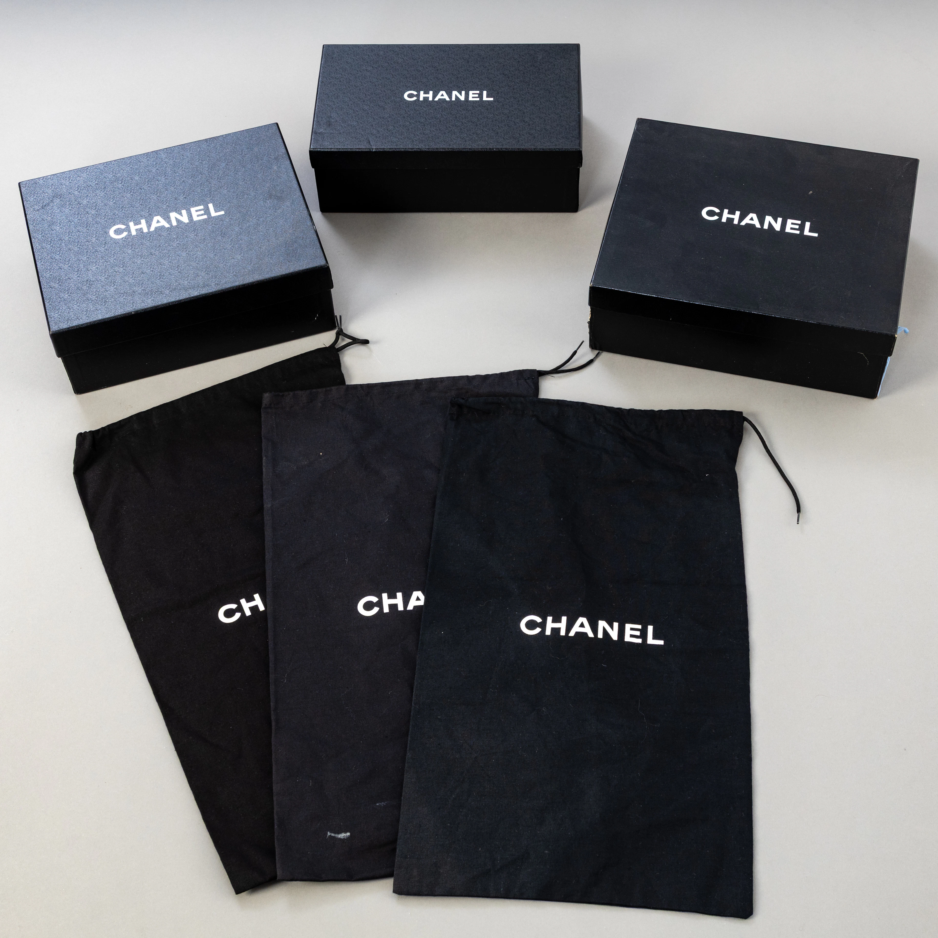 CHANEL. 3 Schuhkartons und 3 Staubbeutel.