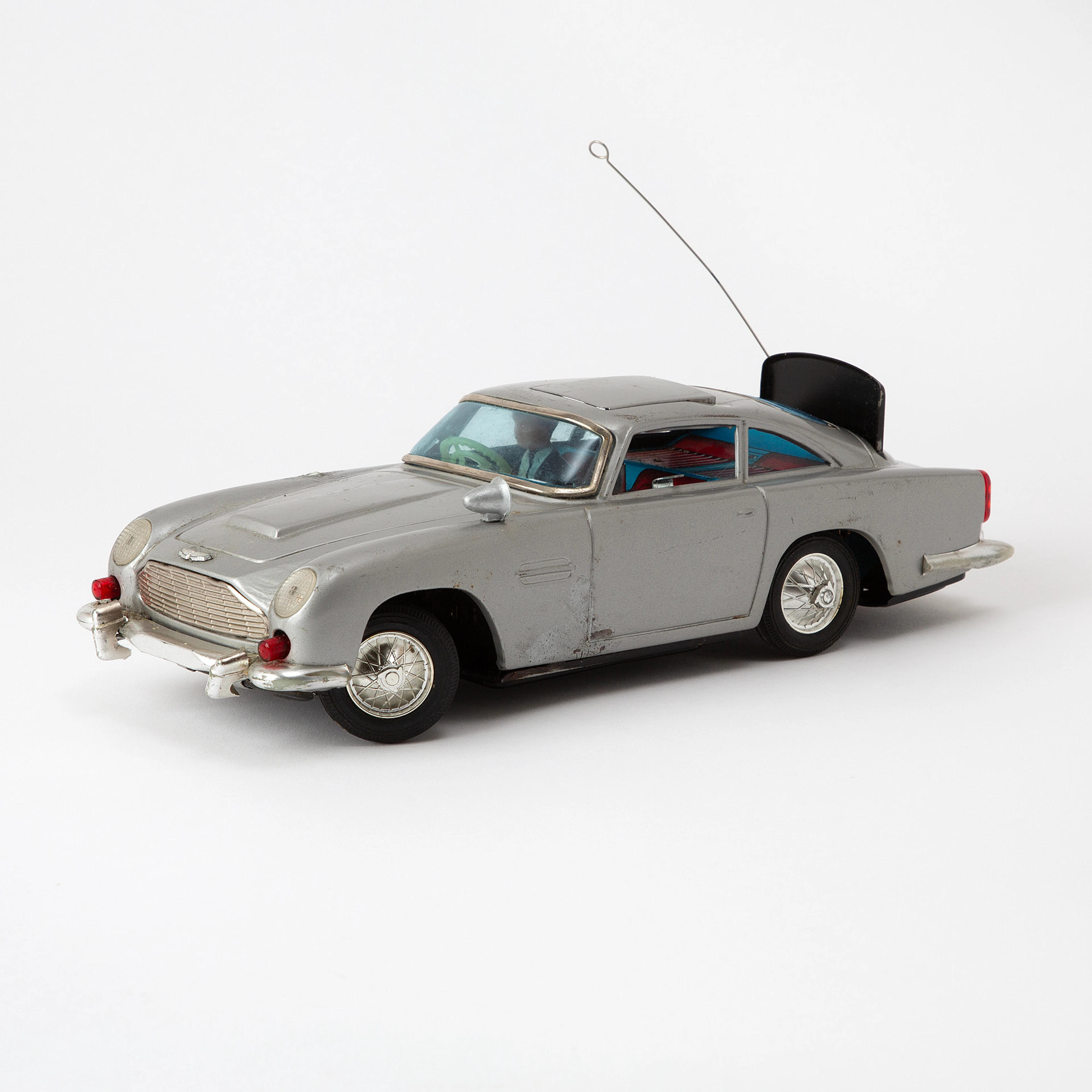 GILBERT. "Aston Martin DB5 James Bond 007", litograferad plåt, USA, 1960-tal.