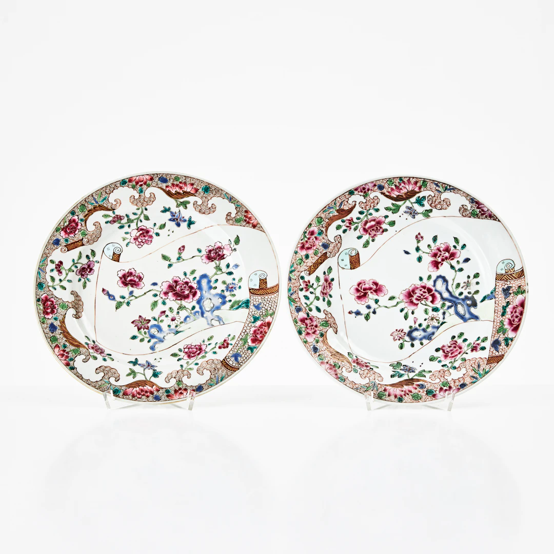 TALLRIKAR, 2 st, porslin, Kina, famille rose, 1700-tal.
