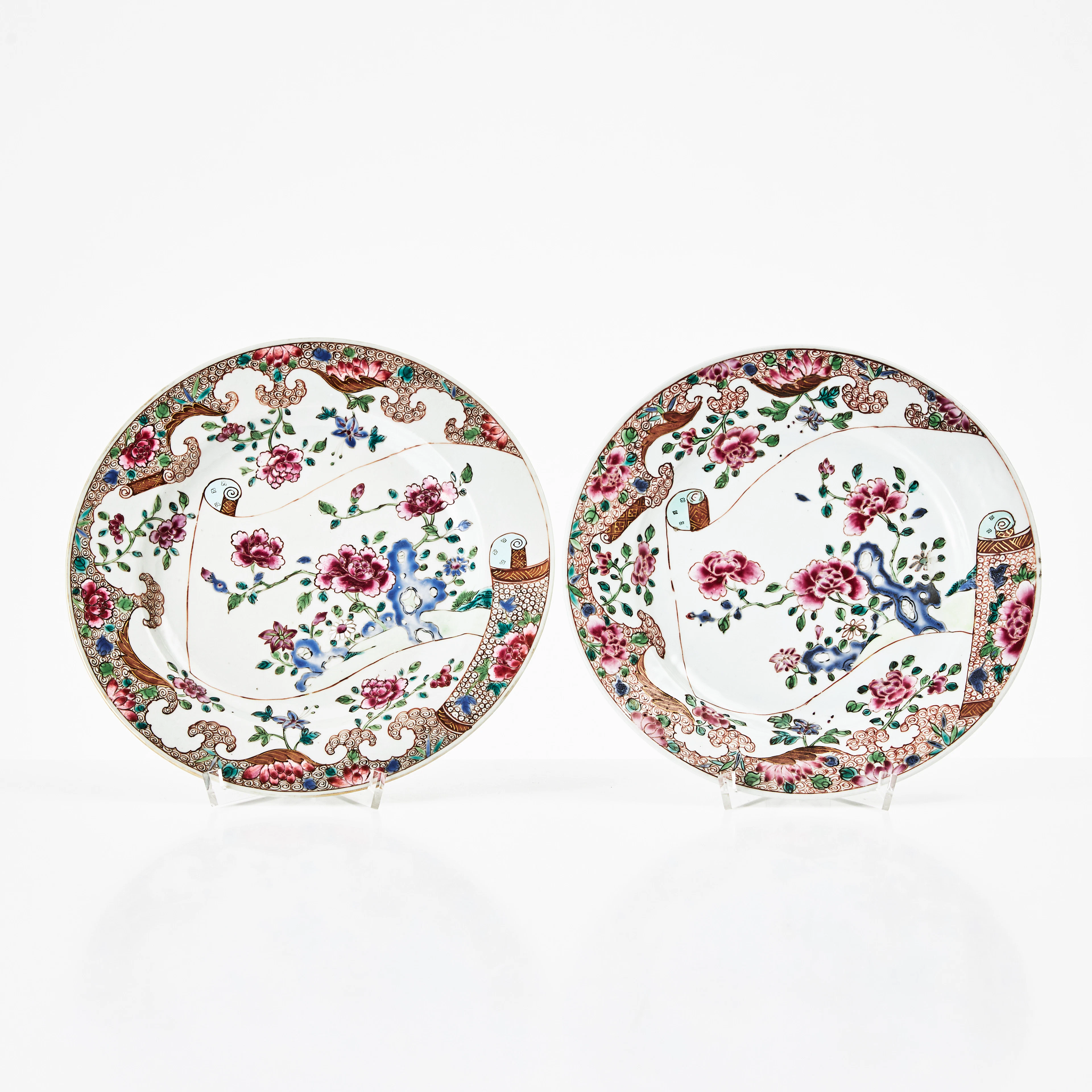 TALLRIKAR, 2 st, porslin, Kina, famille rose, 1700-tal.