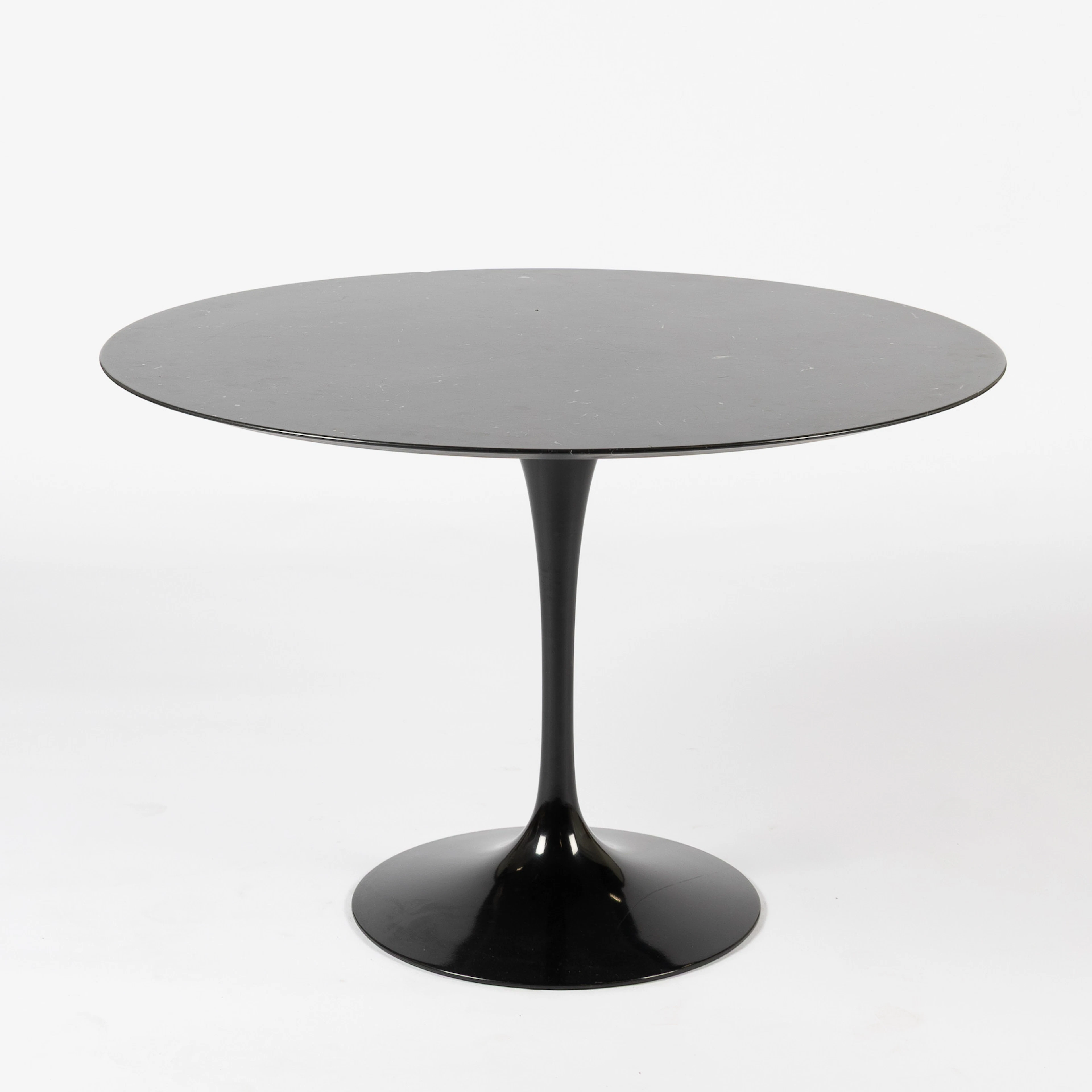 EERO SAARINEN. Matbord "Tulip", med satinskiva, Knoll, samtida.
