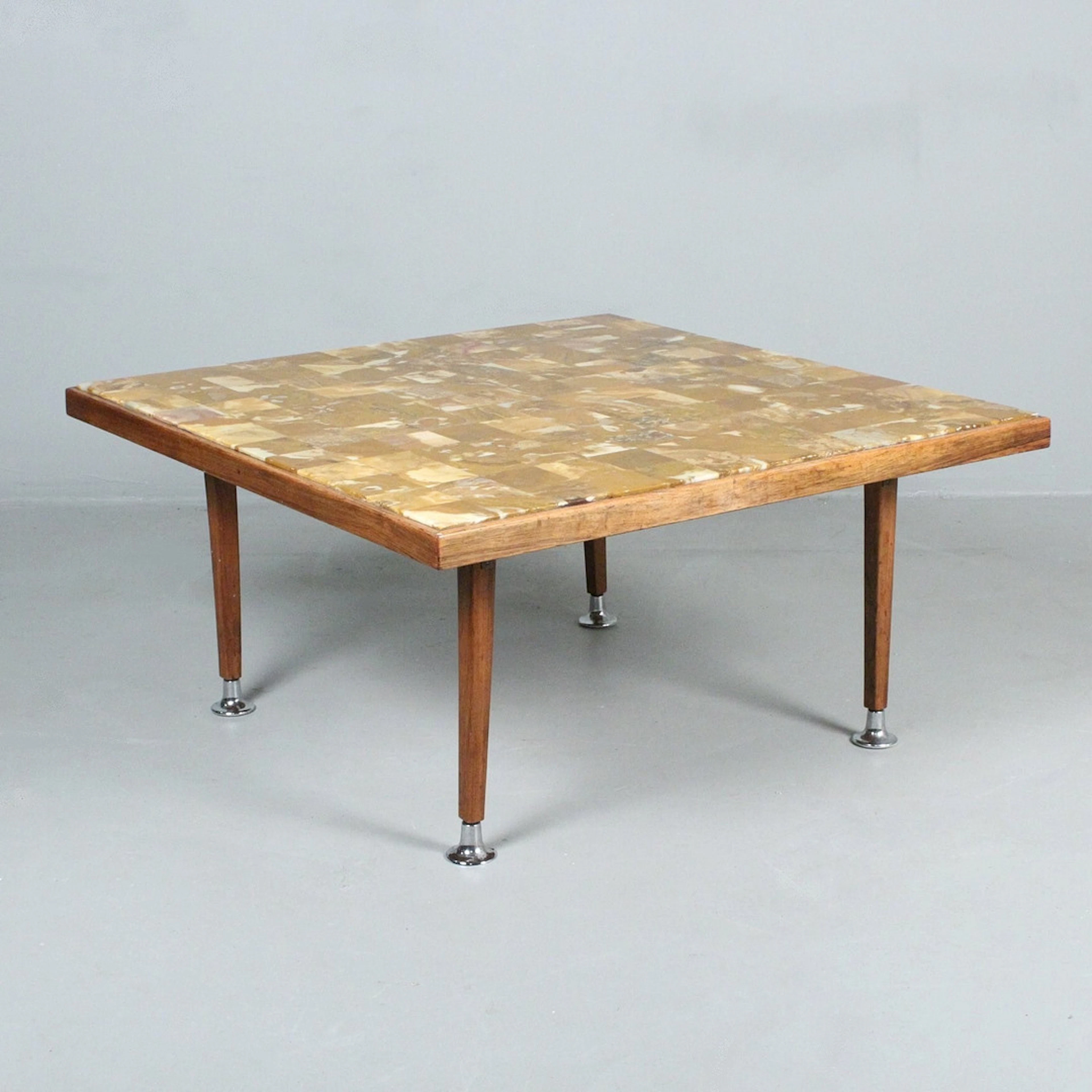 Mid-Century Couchtisch mit Mosaiksteinen aus Onyx-Marmor der 1970er.